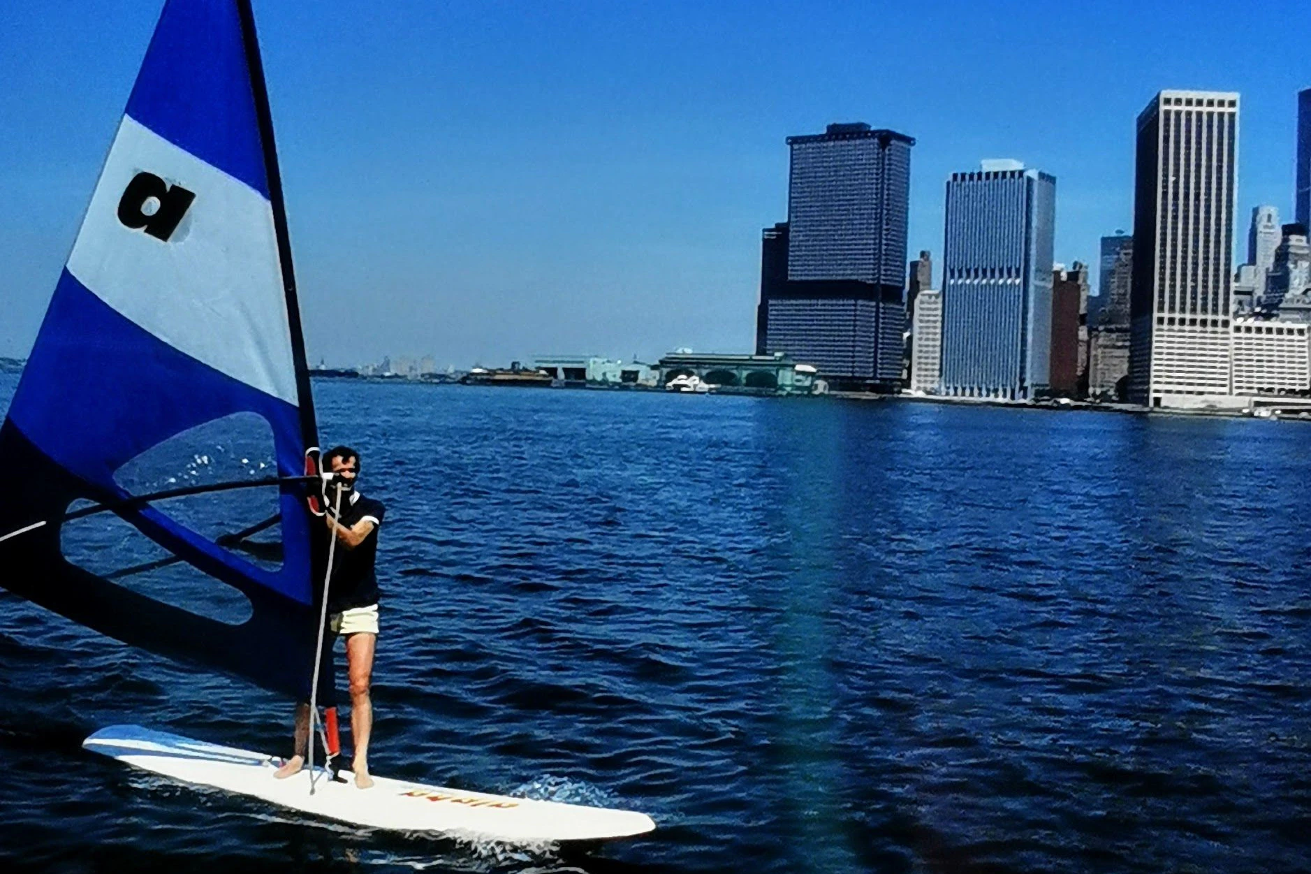 Eugen Freund segelt mit seinem Surfbrett vor der Skyline von Manhattan – und sieht "Unbeschreibliches"