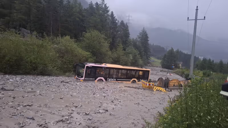 Der Linienbus wurde von der Mure erfasst und mitgerissen.
