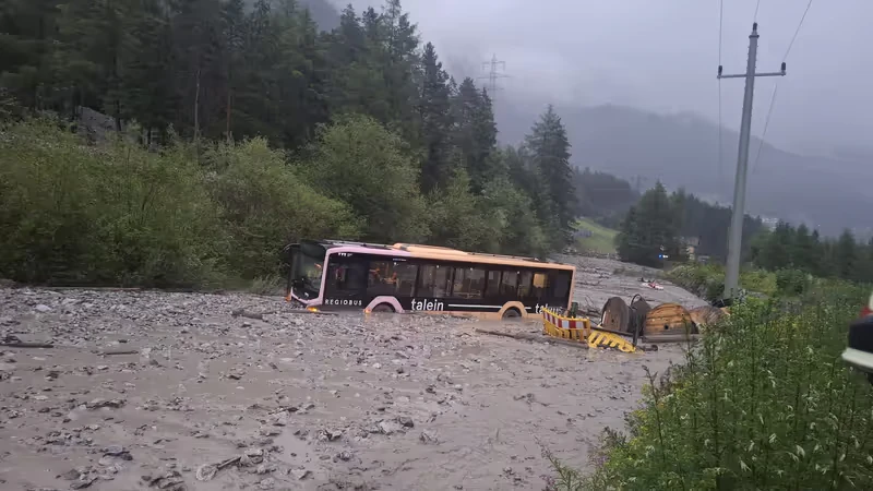 Der Linienbus wurde von der Mure mitgerissen.