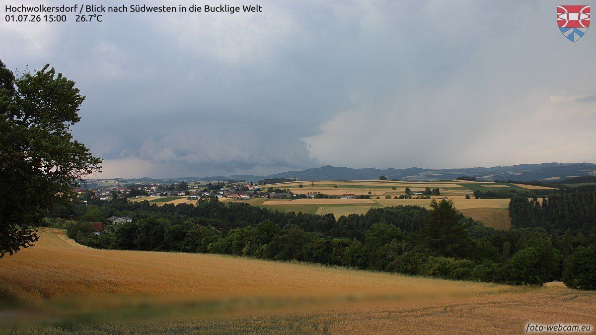 In der Buckligen Welt ziehen mächtige Gewitter durch. Blick auf Hochwolkersdorf um 15 Uhr.