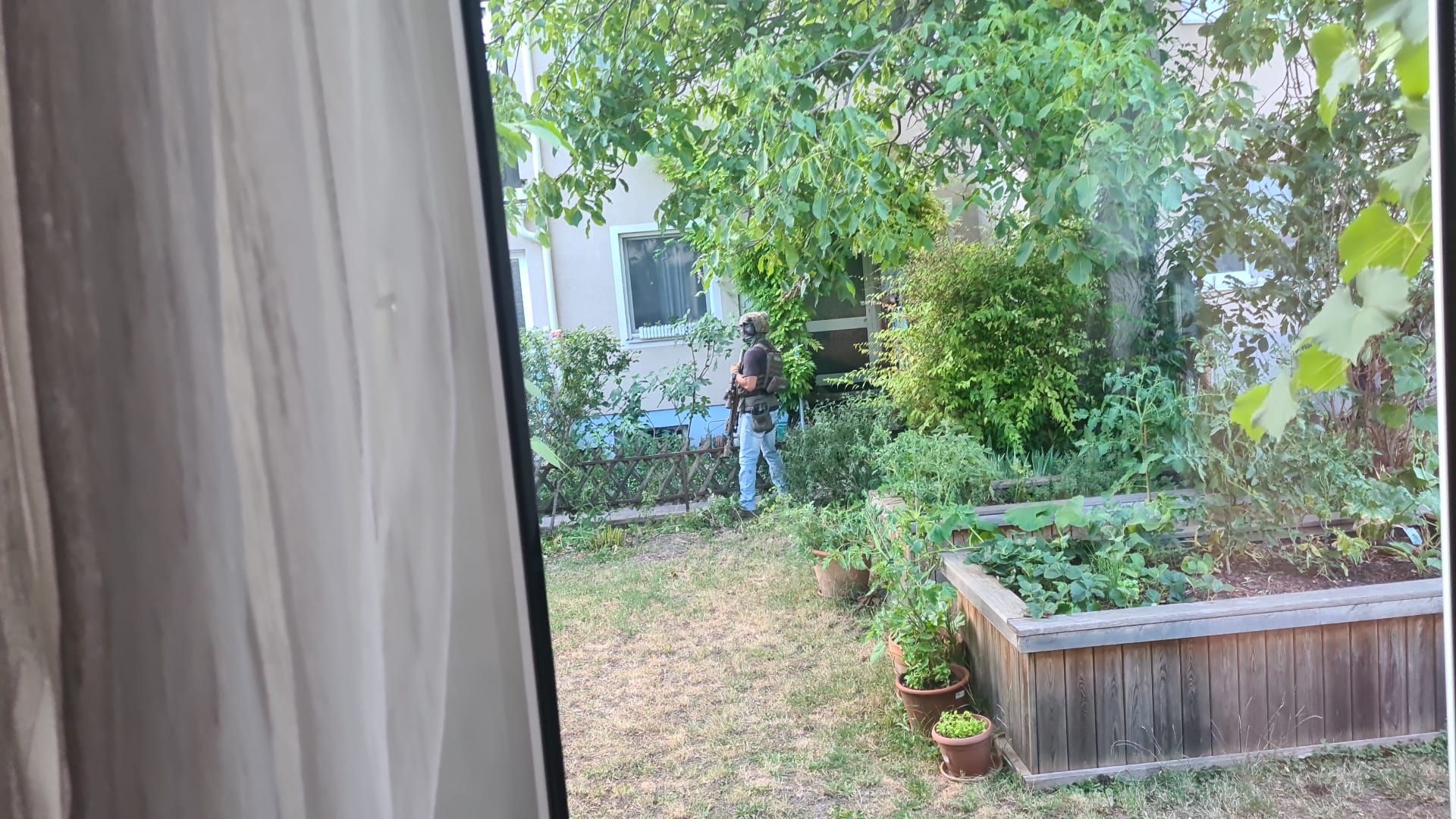 Cobra-Beamte positionierten sich auch im Garten und auf der Terrasse von Nachbarn, warteten auf den richtigen Moment für den Zugriff. Schließlich gelang das Happy End.