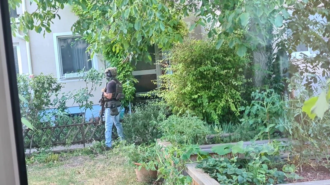 Cobra-Beamte positionierten sich im Garten von Nachbarn, schließlich gelang das Happy End.