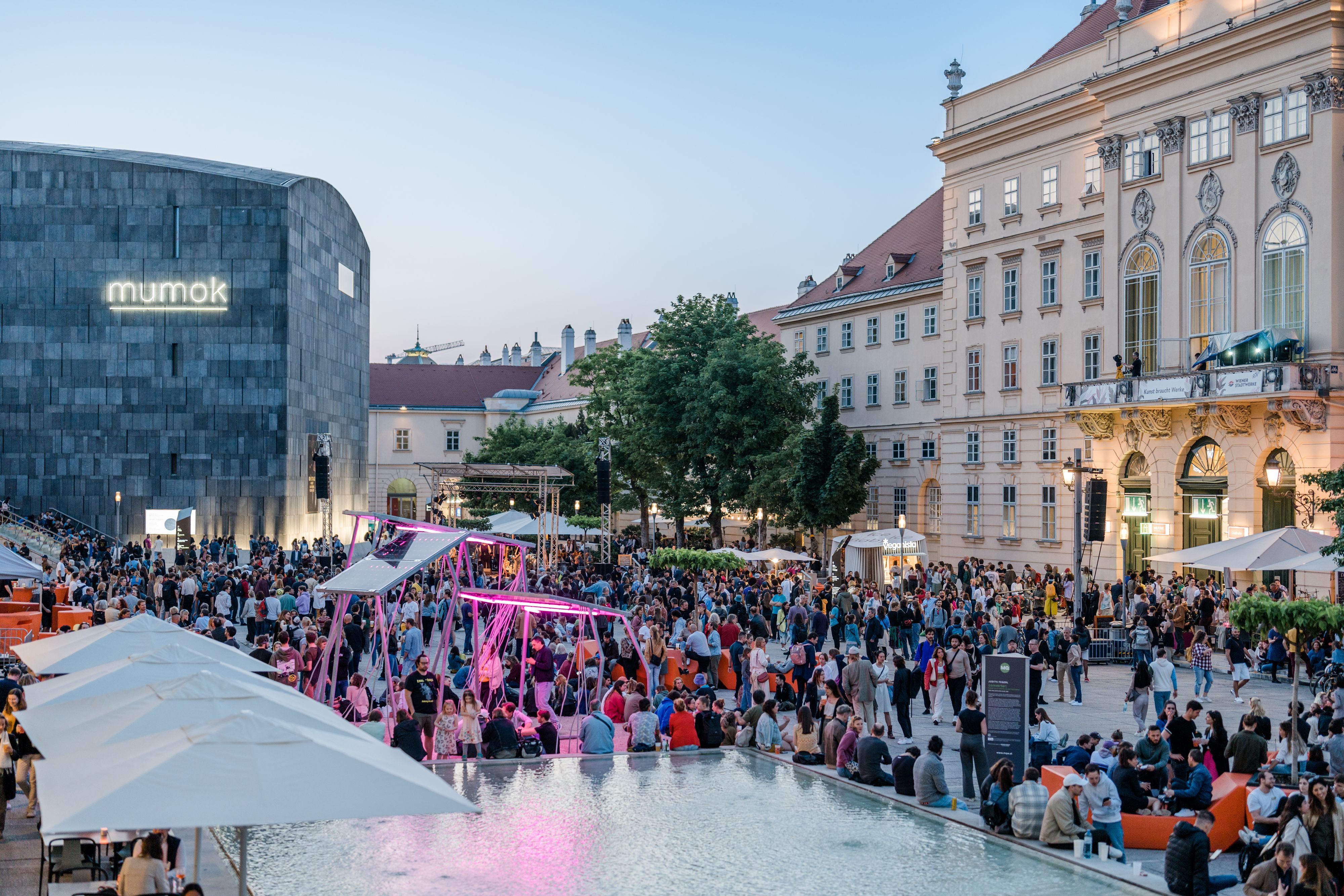 Zum 25. Geburtstag lädt das MuseumsQuartier am 2. Juli von 18 bis 23 Uhr zum großen Hof Kunst Fest. Bei freiem Eintritt warten Konzerte, Performances und Kunstaktionen auf die Besucher.
