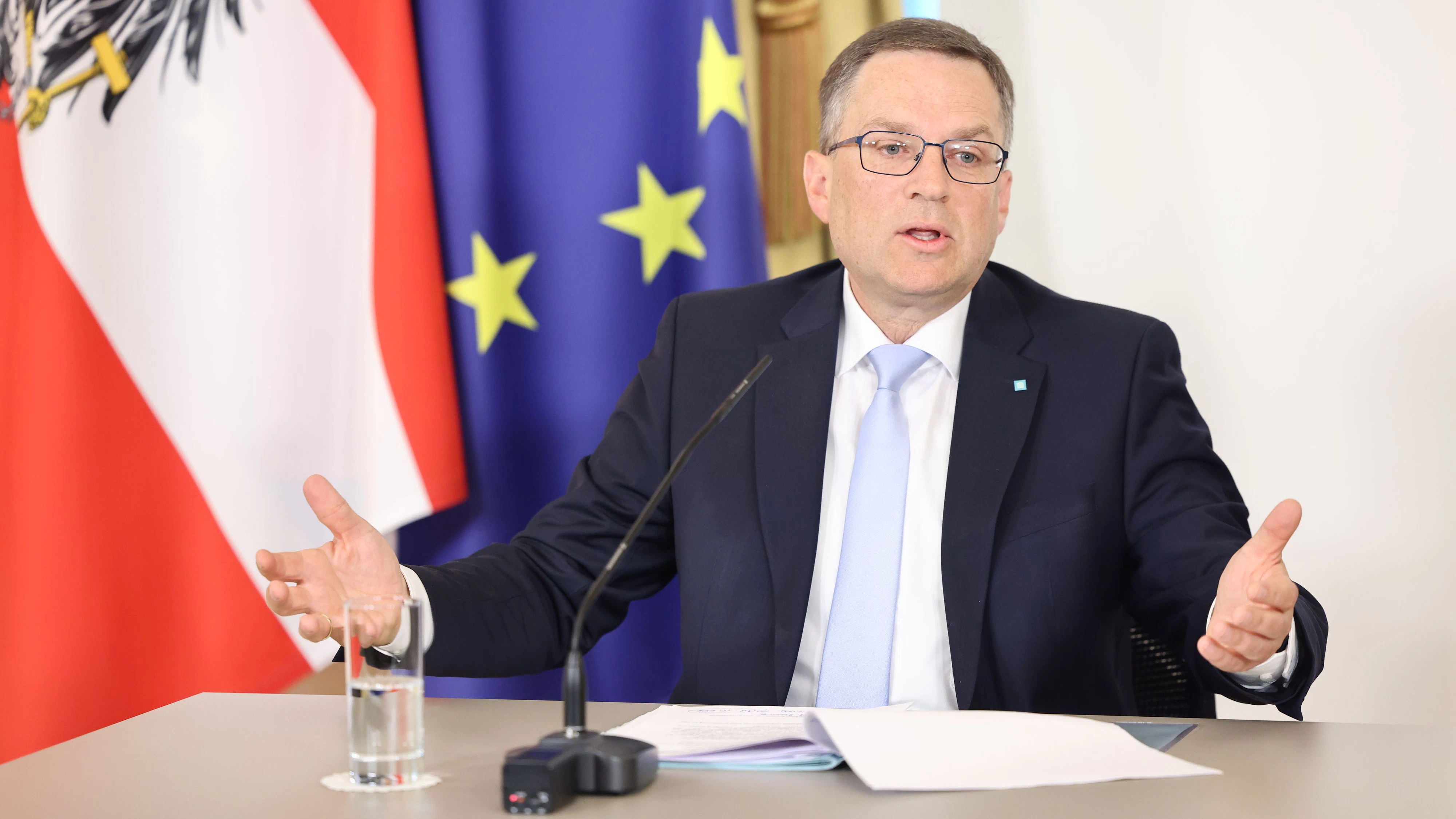 20260415 / pressefoyer pk nach dem ministerrat mit övp august wöginger / foto: sabine hertel / tageszeitung heute