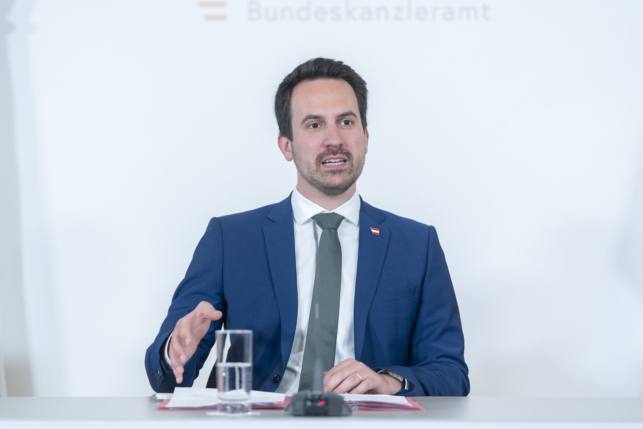 Bildungsminister Christoph Wiederkehr (Neos) hält ein österreichweites Hitzefrei künftig für möglich.