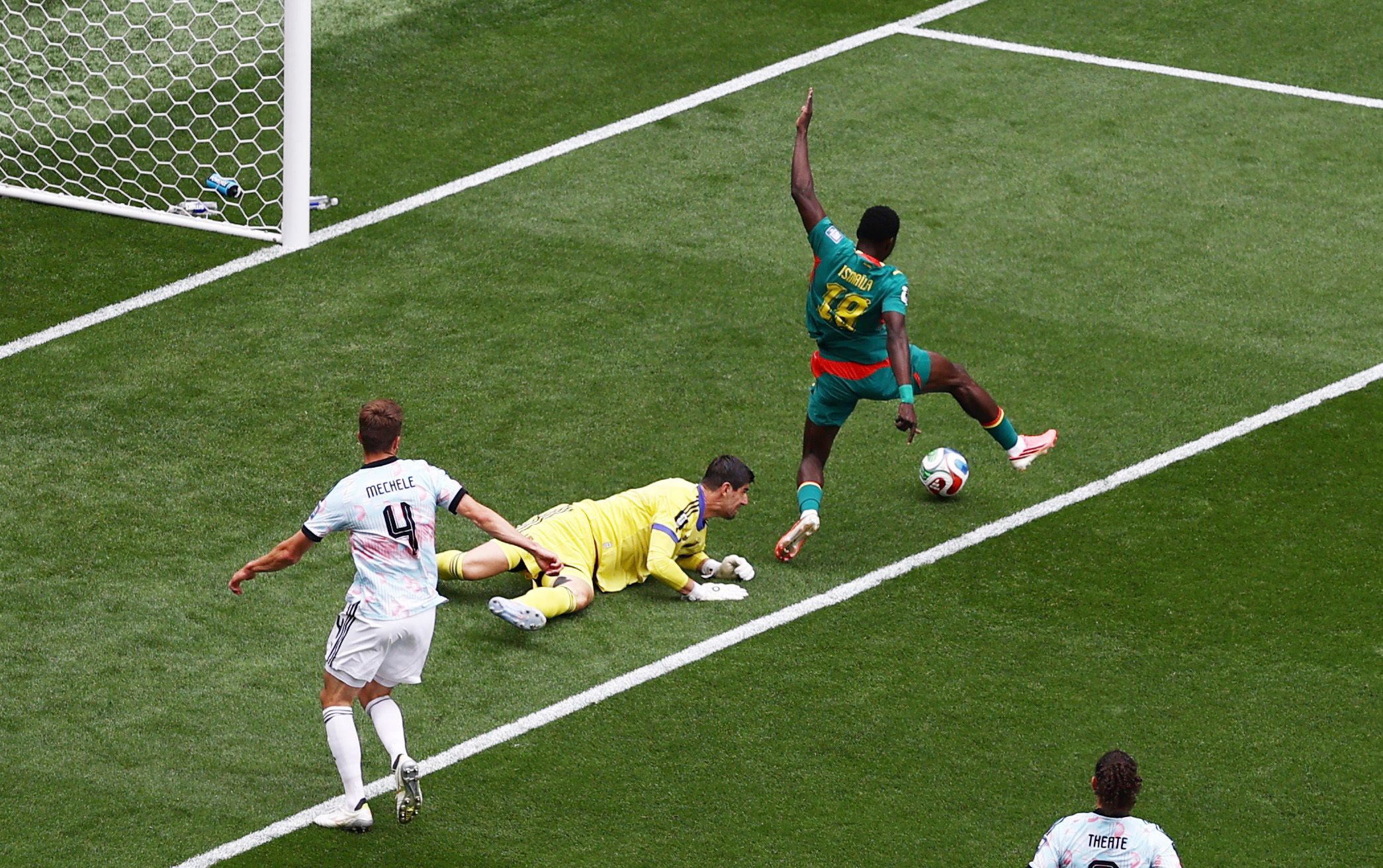 Fußball-Star Isamila Sarr bringt den Ball nicht über die Linie. 