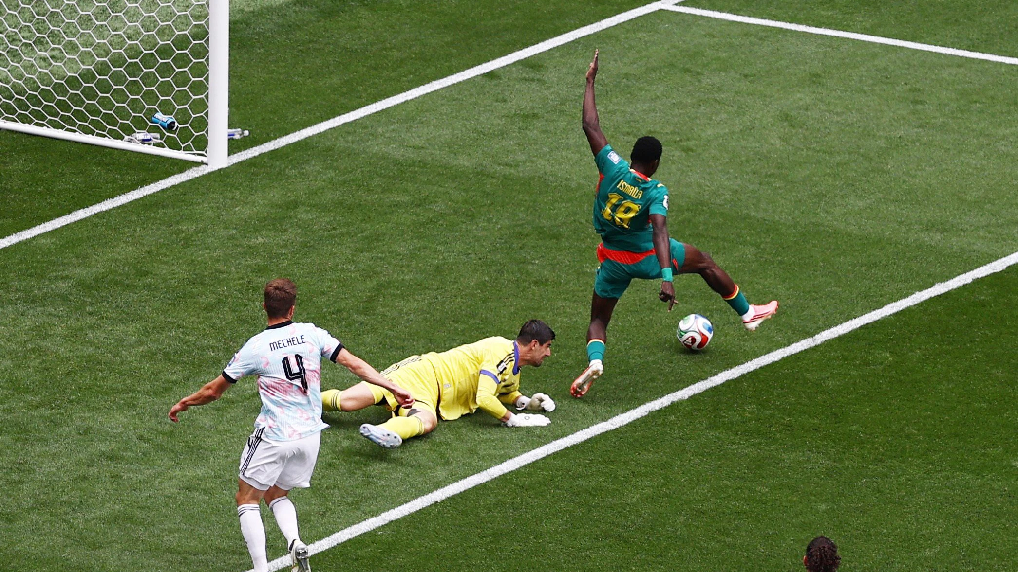 Fußball-Star Isamila Sarr bringt den Ball nicht über die Linie. 