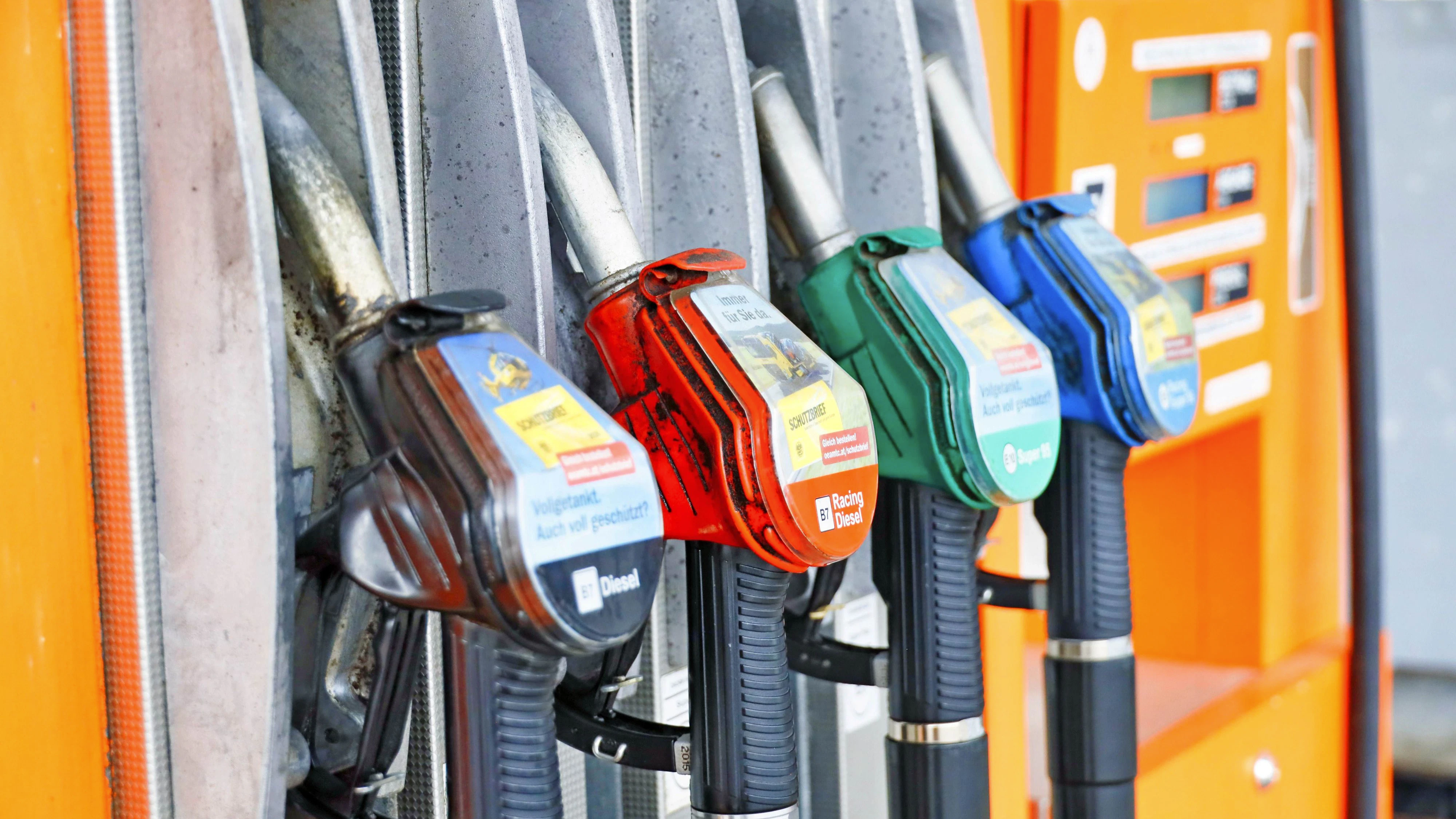 Bei einer Turmöl-Tankstelle in Linz wird für das Konsumieren alkoholischer Getränke ein Aufschlag fällig. (Symbolbild)