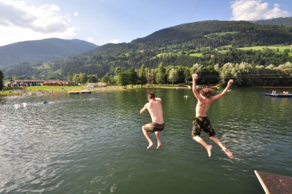 Direkt in Greifenburg liegt ein vier Hektar großer Badesee mit groß angelegter Liegewiese.