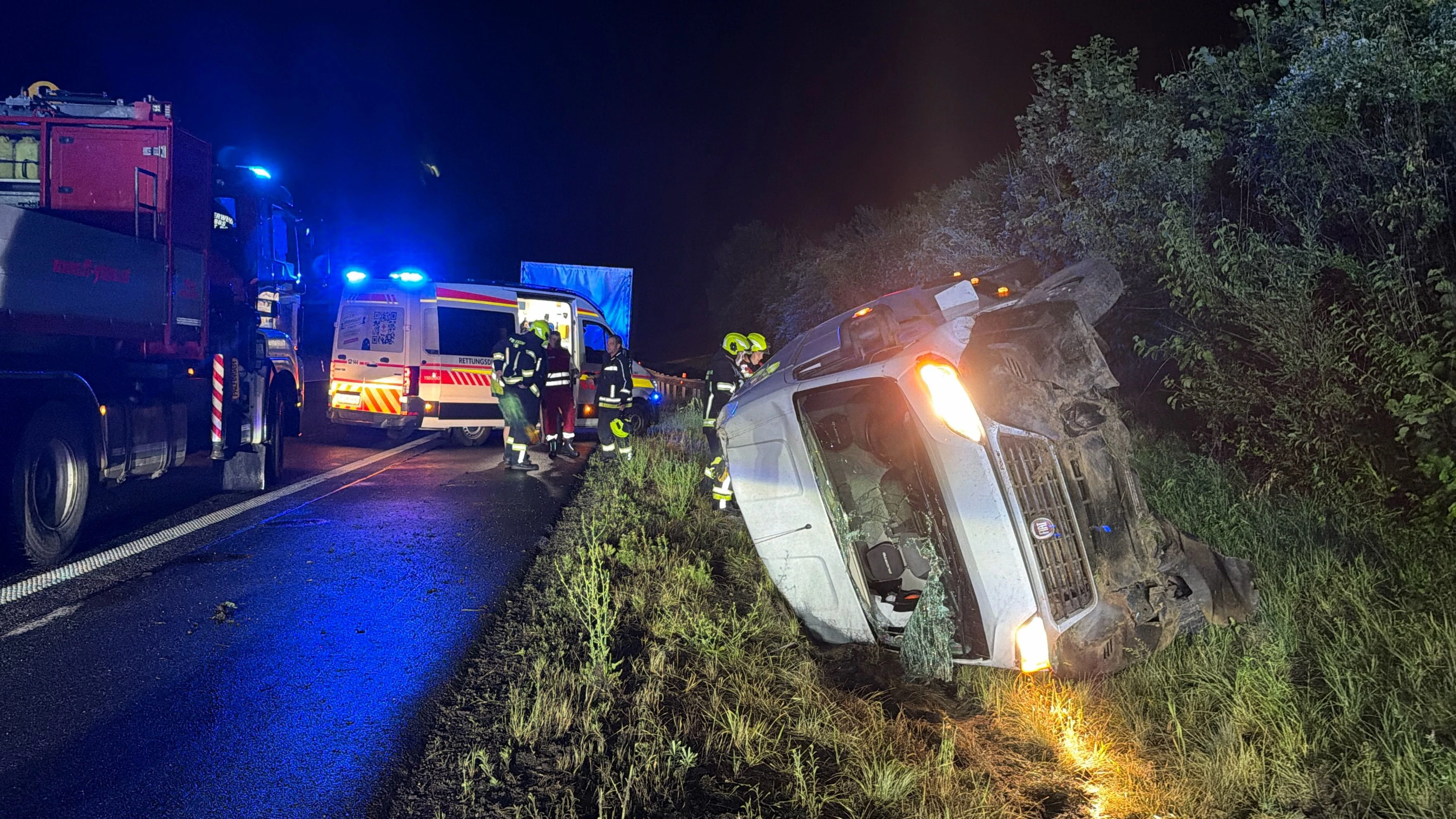 Heute.at - Lieferwagen überschlug sich – Lenker verletzt im Spital