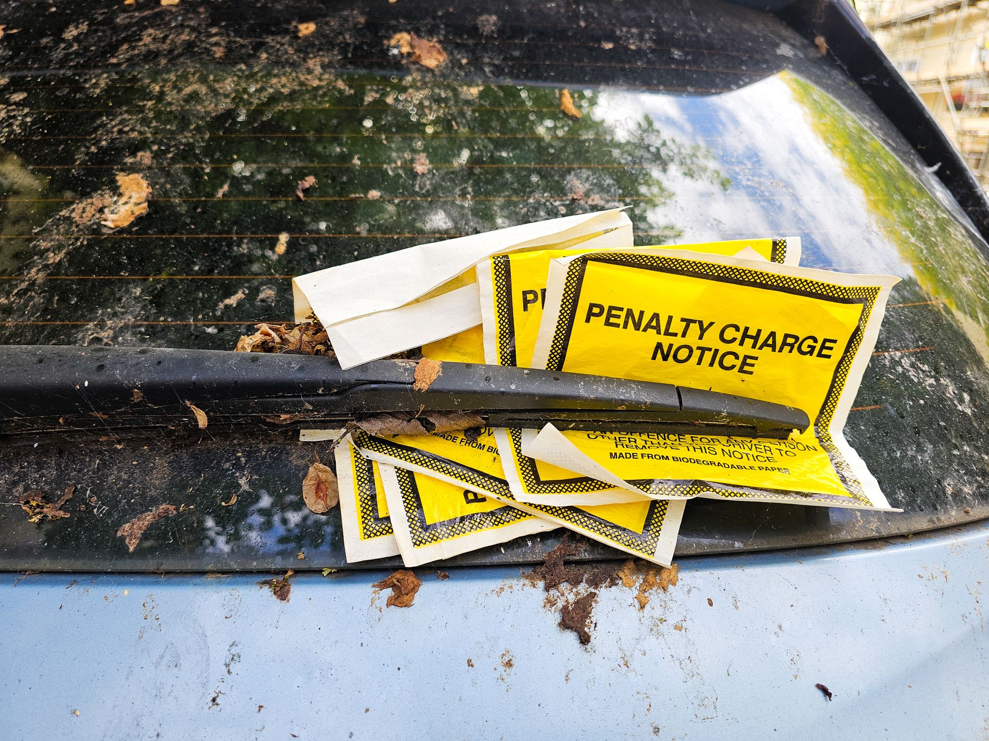 Das Auto steht seit sechs Jahren an seinem Platz. Mittlerweile kostet das Ticket 30.000 Euro. 