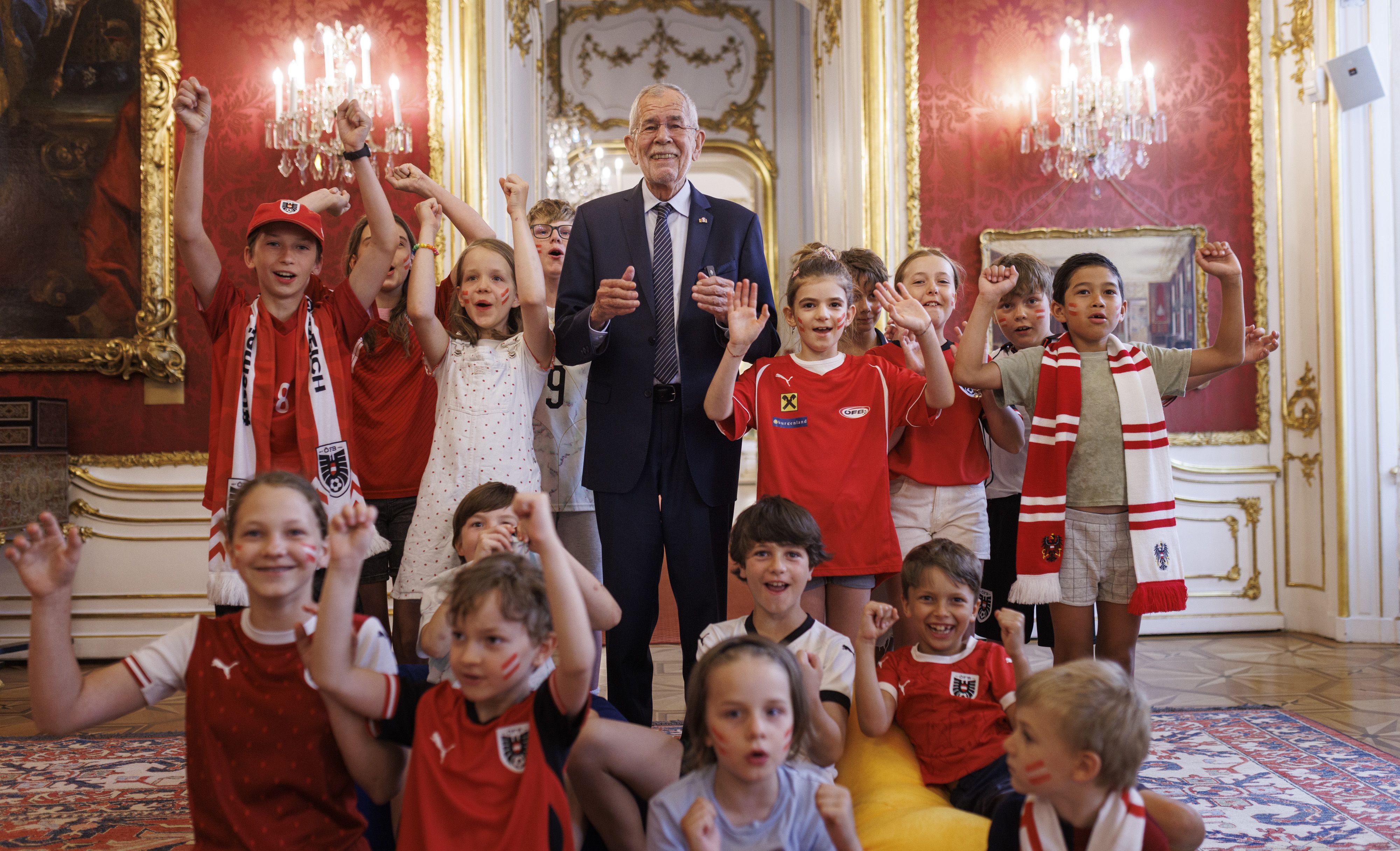 Bundespräsident Alexander Van der Bellen mit fußballbegeisterten Kids in der Hofburg.