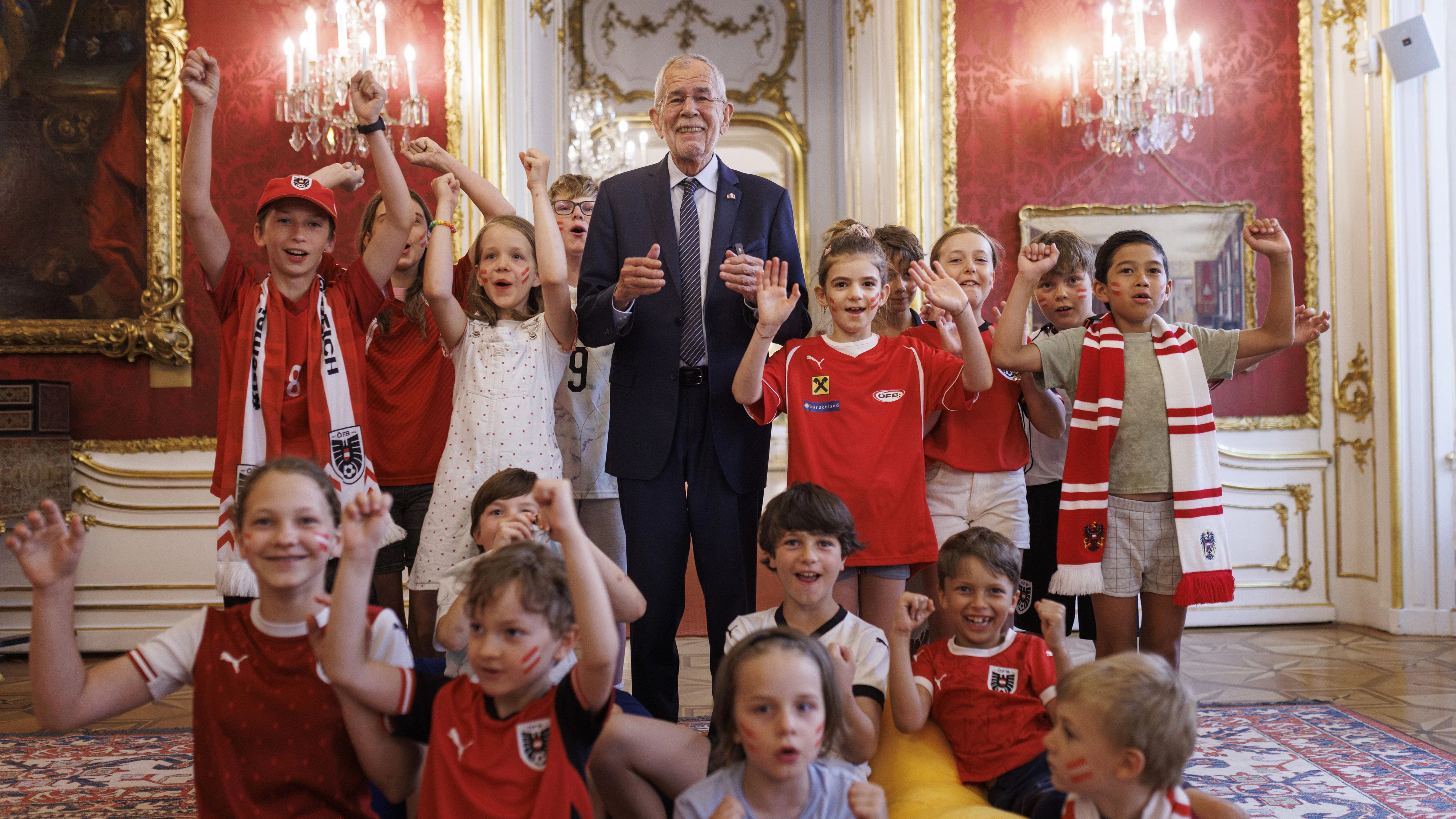 Bundespräsident Alexander Van der Bellen mit fußballbegeisterten Kids in der Hofburg.