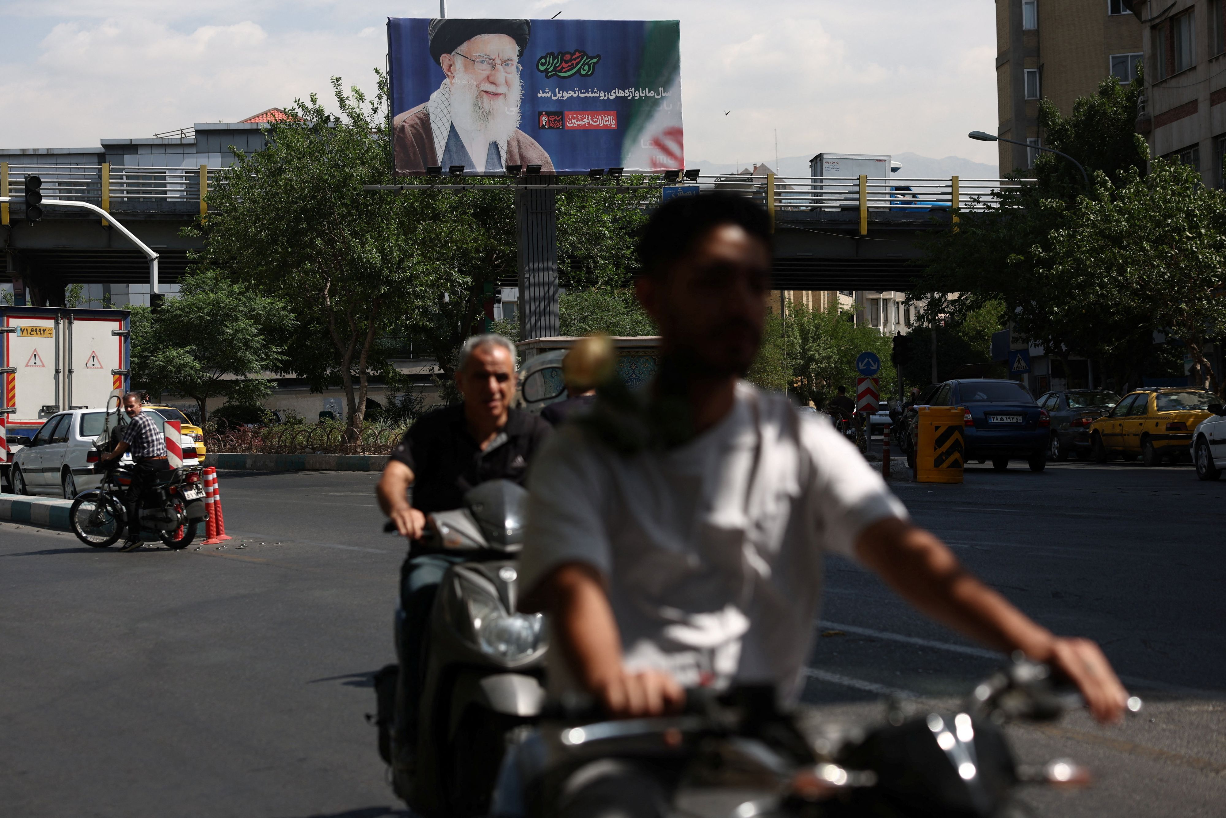 Die Vorbereitungen für die sechstägigen Trauerfeierlichkeiten für Ali Chamenei in Teheran laufen auf Hochtouren. 