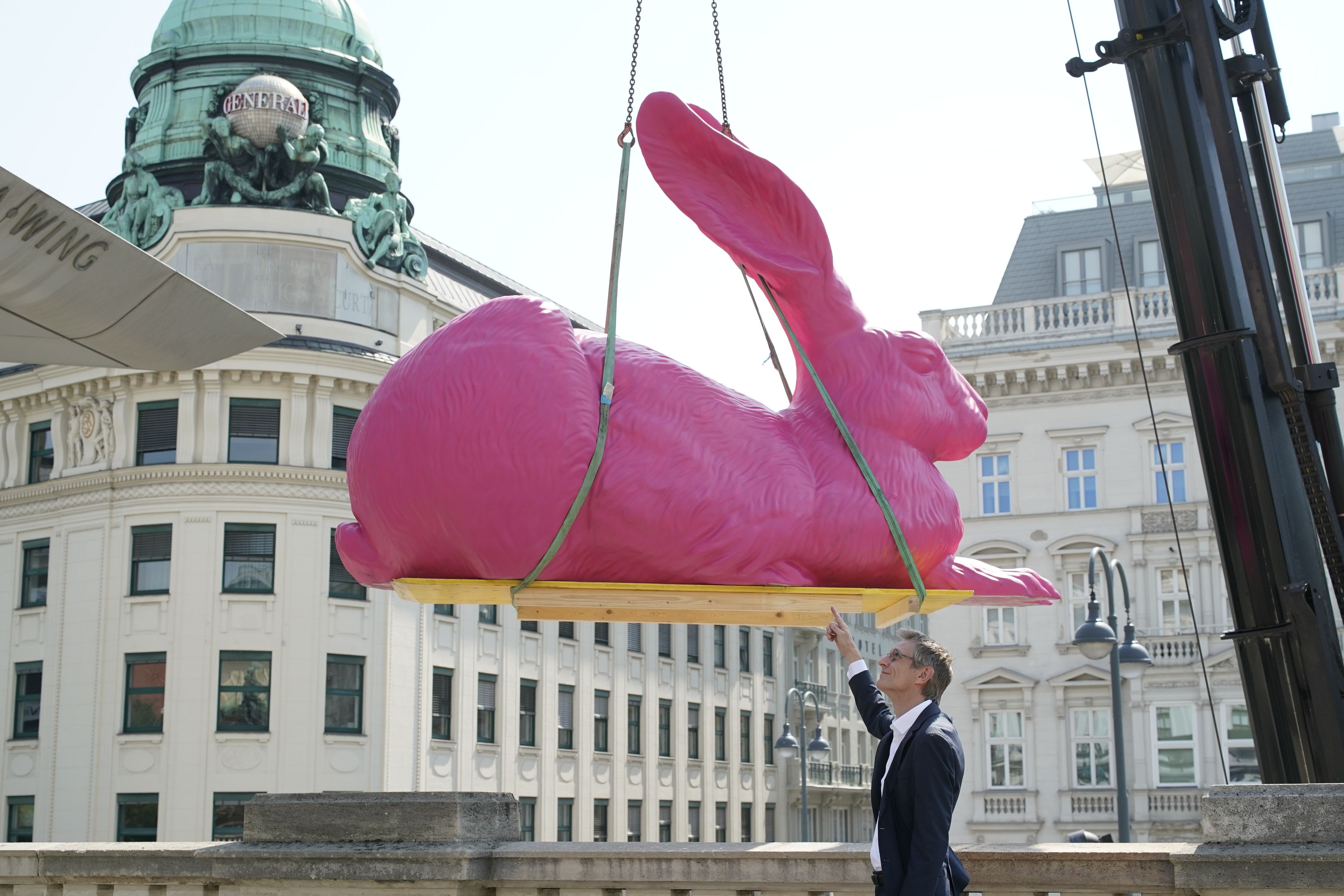 Der 120 Kilo schwere rosarote Dürer-Hase landete im Juli auf dem Vordach der Albertina in der Wiener City.