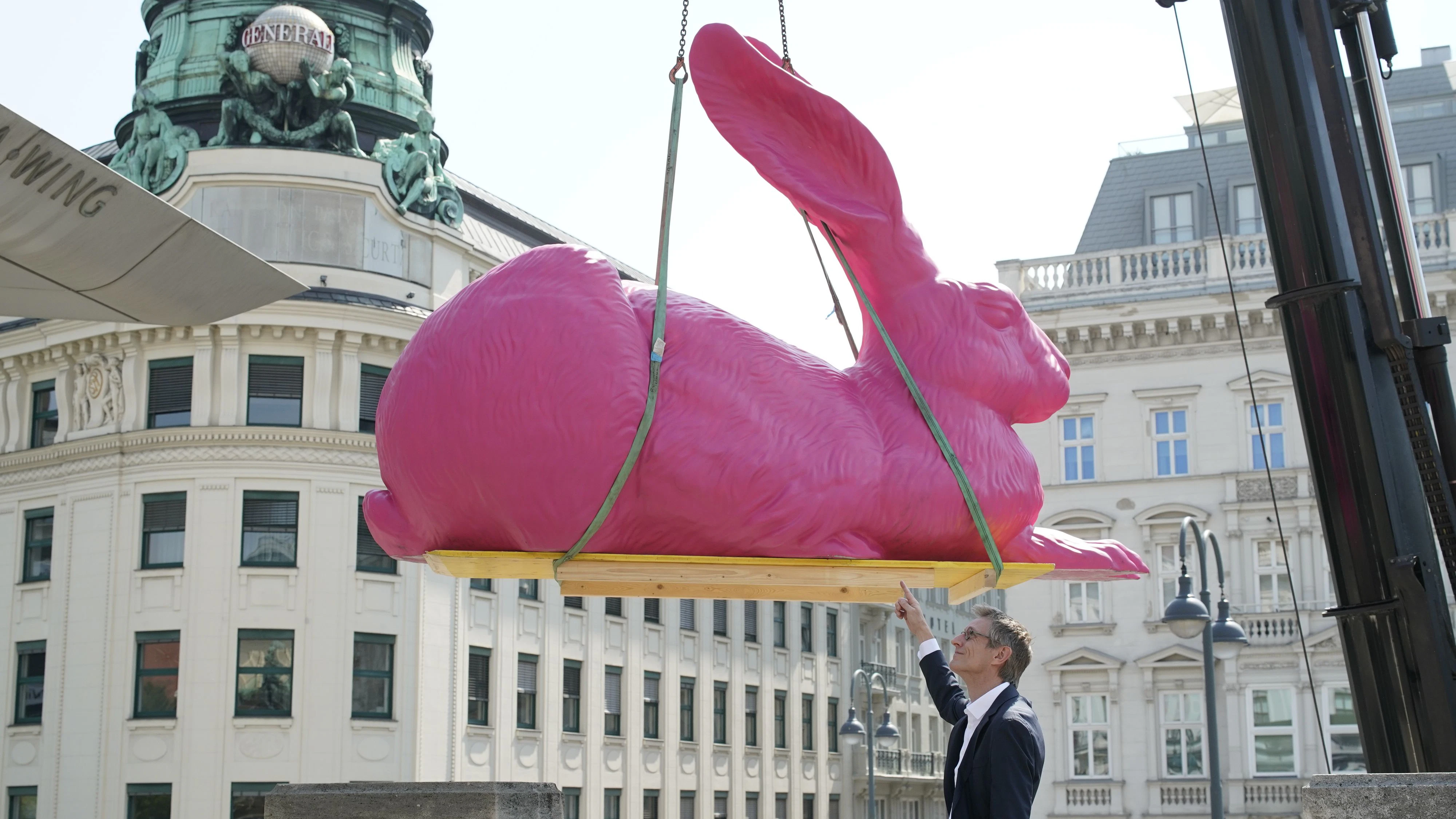 Der 120 Kilo schwere rosarote Dürer-Hase landete am Mittwoch auf dem Vordach der Albertina in der Wiener City.