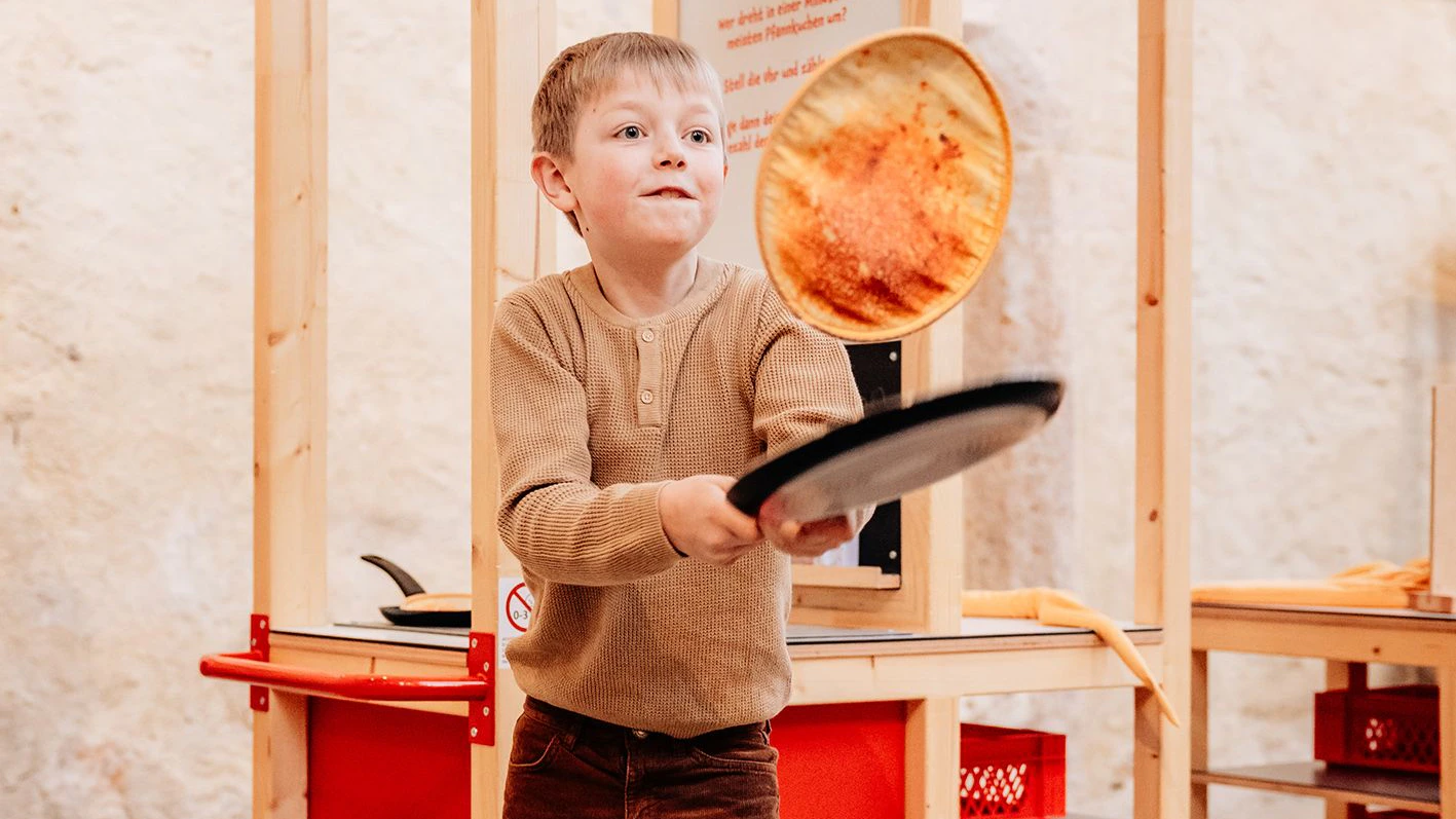 Auch das Palatschinkenschupfen lernt man bei der Ausstellung.