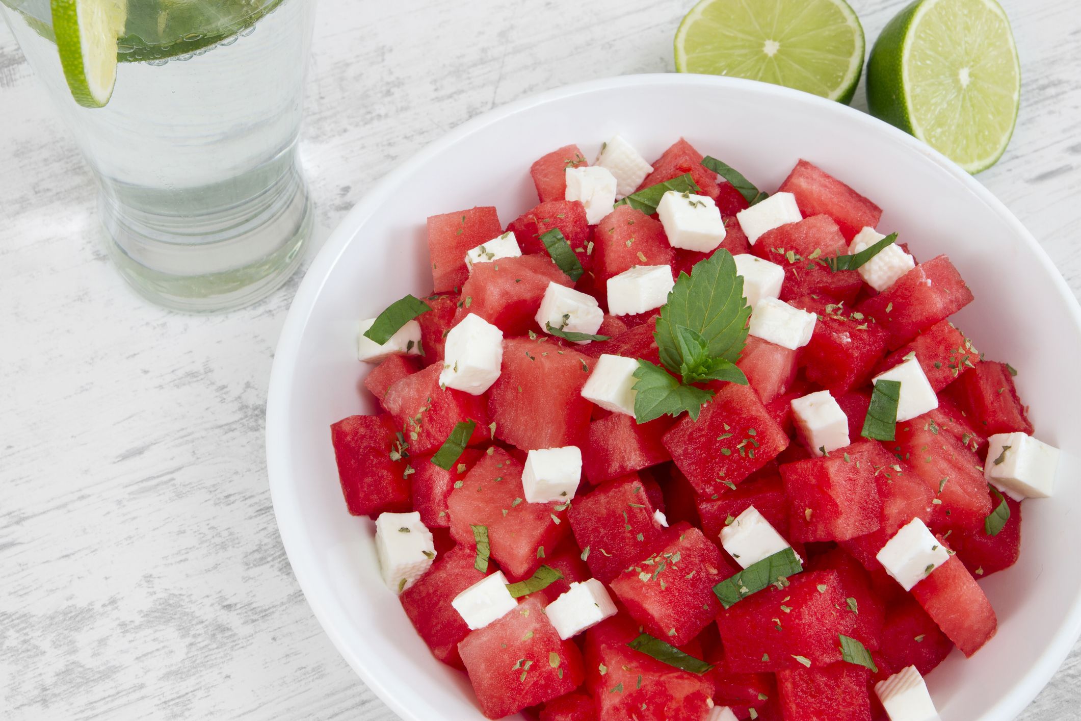 Der Melonen-Feta-Salat ist perfekt für heiße Sommertage.