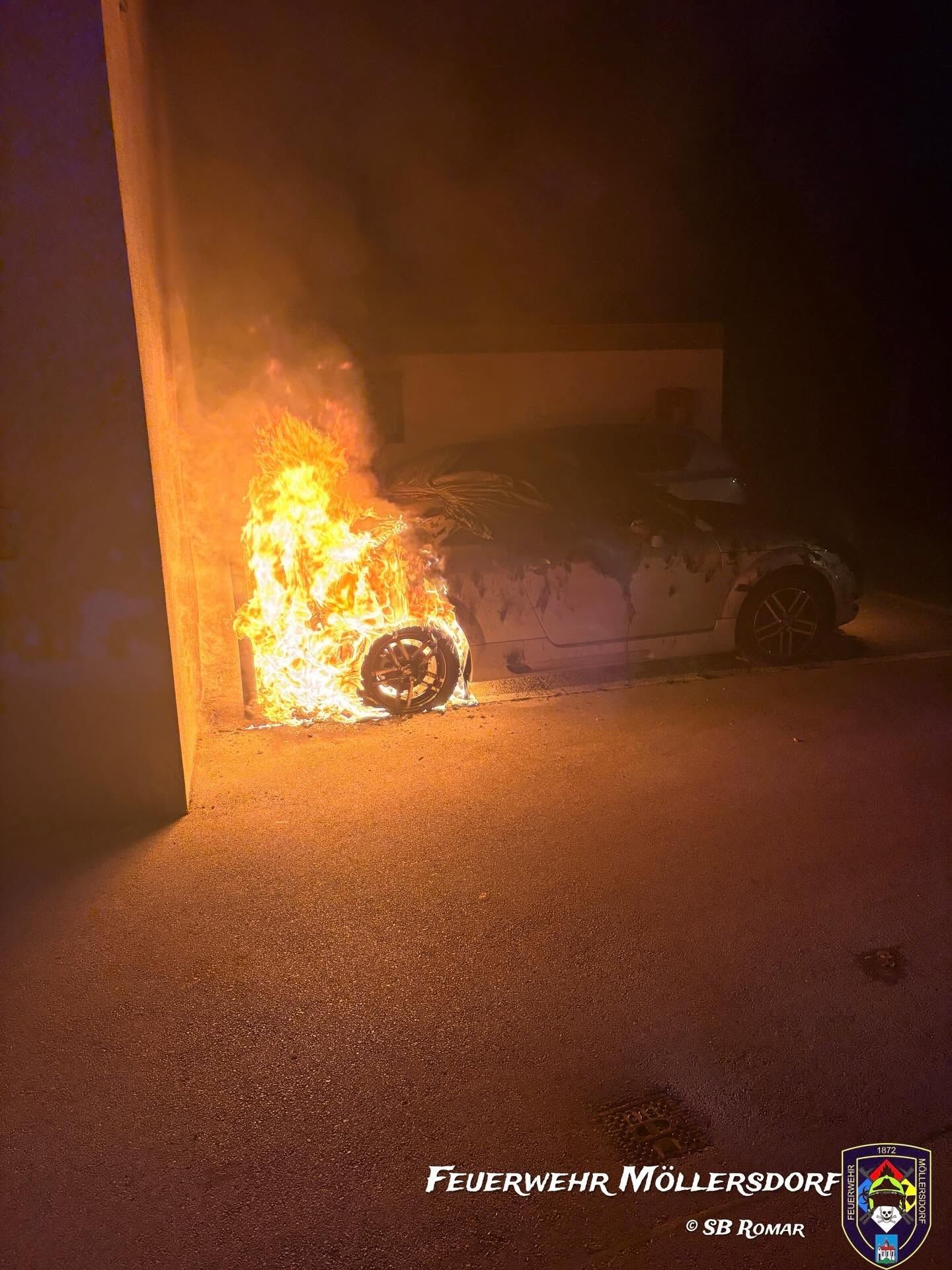 Die Täter sollen bei einem Auto, einer Müllinsel und einer Mülltonne Feuer gelegt haben.