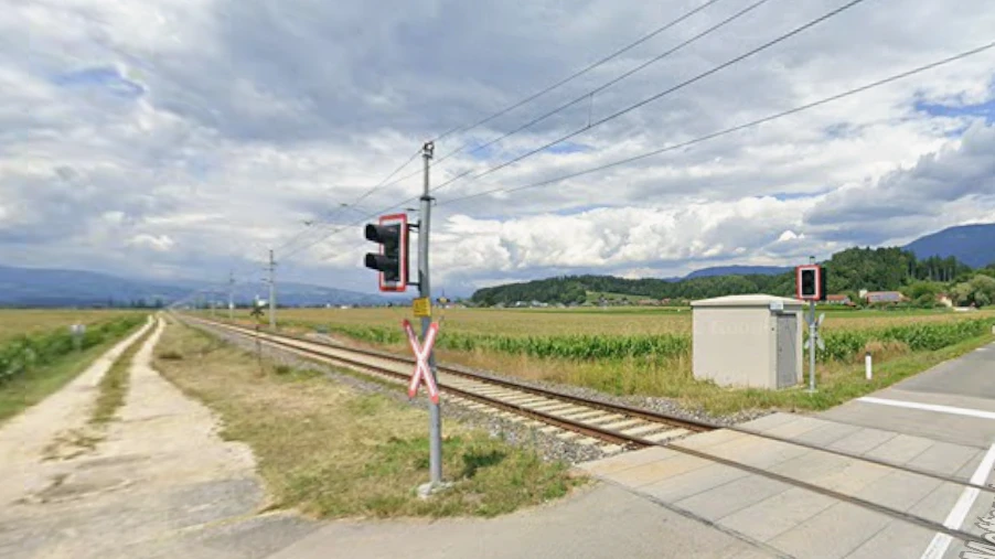 An diesem Bahnübergang zwischen Mettersdorf und Messensach kam es zu dem Unglück.