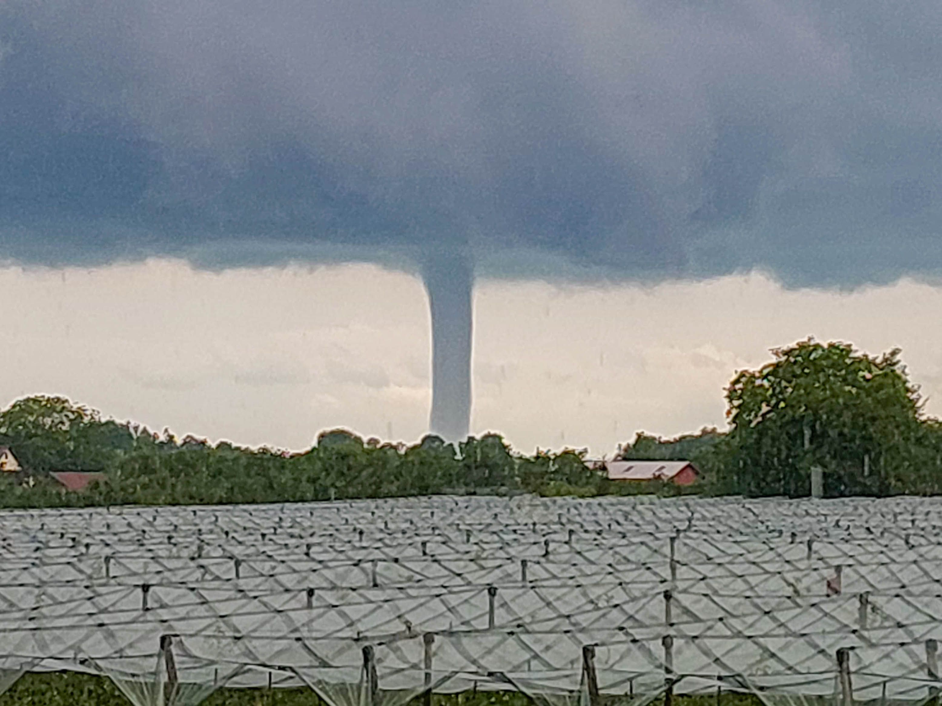 Heute.at - Gigantische Wasserhose zieht über den Bodensee