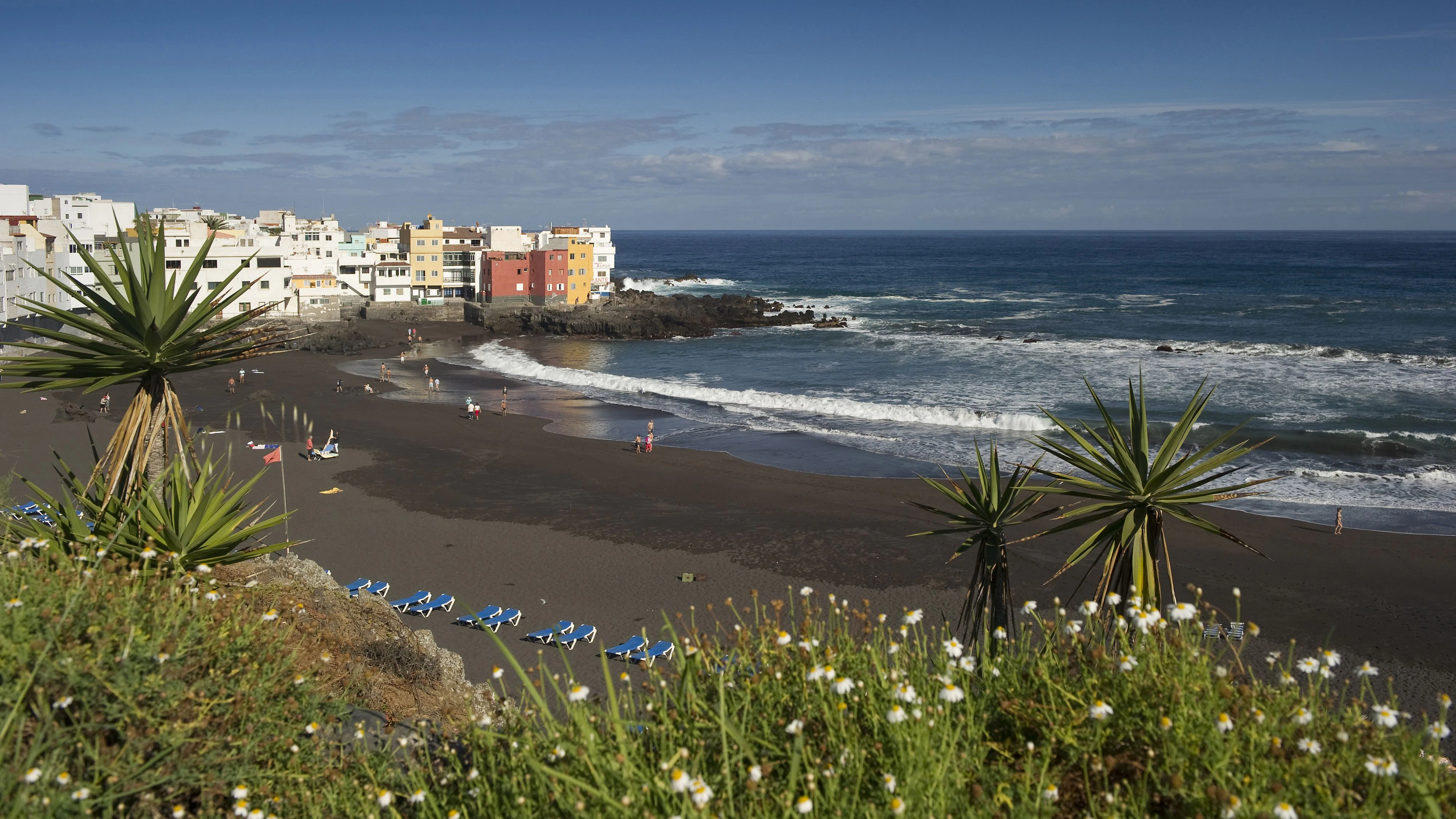 Blick auf Menschen am Strand, Playa Jardin, Puerto de la Cruz, Teneriffa, Kanarische Inseln, Spanien, Europa