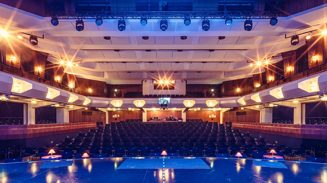 Auf der Bühne in der Pölzl-Halle stehen unter anderem Carin Filipčić, Alexandra Frankl, Lilly Rottensteiner und Wietske Van Tongeren in den Hauptrollen.