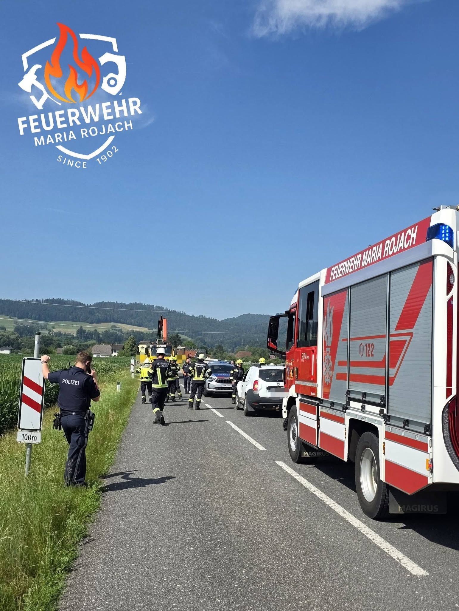 Die Einsatzkräfte am Unglücks-Bahnübergang zwischen Mettersdorf und Messensach.