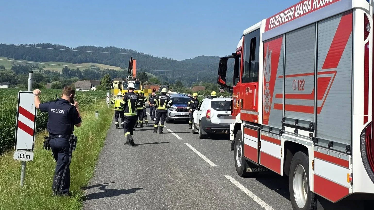 Die Einsatzkräfte am Unglücks-Bahnübergang zwischen Mettersdorf und Messensach.