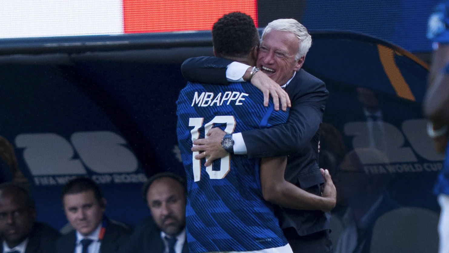 Kylian Mbappe France, 10 rennt nach seinem Tor Richtung Trainerbank um Didier Deschamps France, Coach zu umarmen. Jubel nach dem Tor zum 1-0, jubelnd, bejubelt, jubelt, jubeln, emotionen, celebrate FIFA World Cup, WM, Weltmeisterschaft, Fussball 2026: Frankreich vs Schweden 30 June 2026, FIFA World Cup 2026: Frankreich vs Schweden Round of 32 at New York New Jersey Stadium in East Rutherford, New Jersey, USA. *** Kylian Mbappé France, No. 10, runs toward the bench after scoring his goal to hug coach Didier Deschamps France, to embrace him. Celebrations after the 10 goal: cheering, celebrated, celebrating, emotions, celebrate. FIFA World Cup 2026 France vs. Sweden, June 30, 2026, FIFA World Cup 2026 France vs. Sweden Round of 32 at New YorkNew Jersey Stadium in East Rutherford, New Jersey, USA Copyright: HMBxMedia/xMarcoxBader