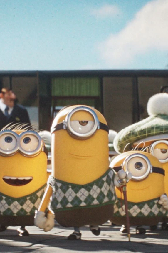 Nicht nur gut gekleidet: Die Minions erobern in ihrem dritten eigenen Film Hollywood – was natürlich im Chaos endet