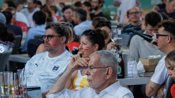 Österreich gegen Argentinien: Bundespräsident Van der Bellen beim Public Viewing im Prater.