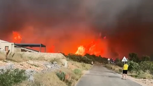Heute.at - Flammen-Inferno auf beliebter Balkan-Ferieninsel