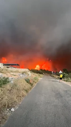Brand auf Insel Čiovo: Feuerwehren und Luftwaffe bekämpfen Flammen, Lage aktuell stabil. Keine Verletzten, Schäden noch unklar.