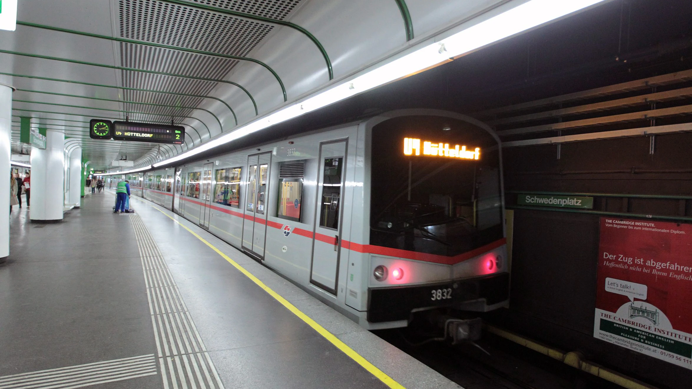 20131013 / ubahn linie u4 richtung hütteldorf am schwedenplatz / foto: sabine hertel / tageszeitung heute