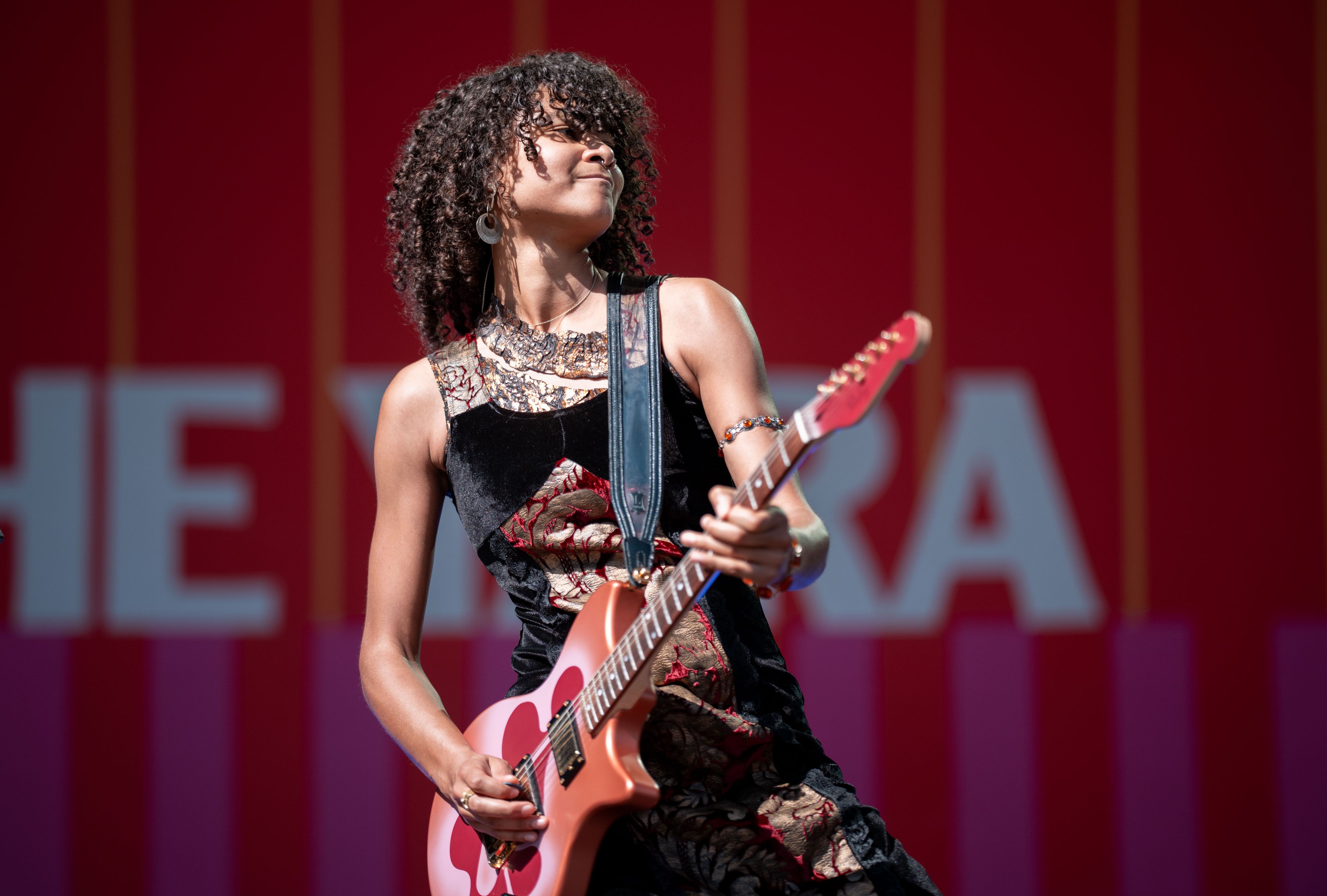 Die heimische Musikerin Uche Yara (20) ist ab sofort die neue Leadgitarristin bei den Live-Shows von Bilderbuch.