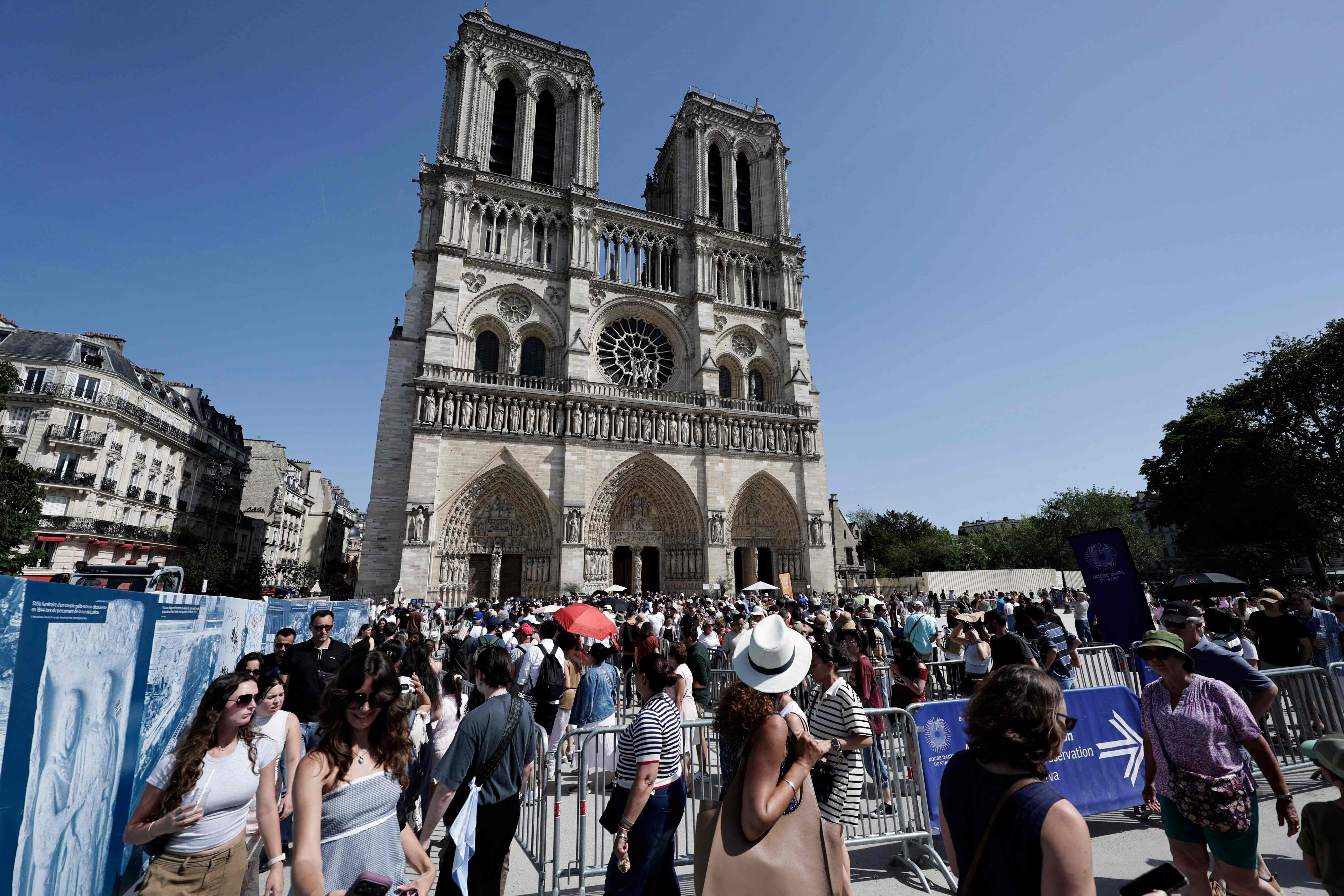 Rund 30.000 Gäste besuchen täglich die berühmte Kathedrale in Paris.