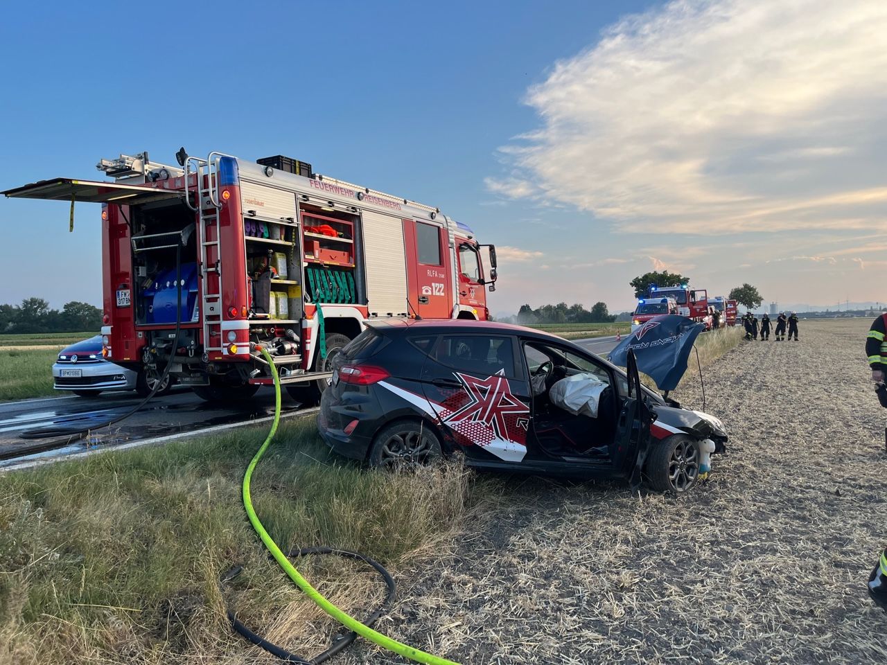 Der Unfallwagen kam schließlich am Straßenrand in einem Feld zum Stillstand.