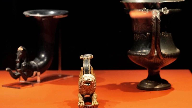 Pünktlich zur Eröffnung der Dauerausstellung sind auch zahlreiche Grabbeigaben aus europäischen Museen in Rom eingetroffen.