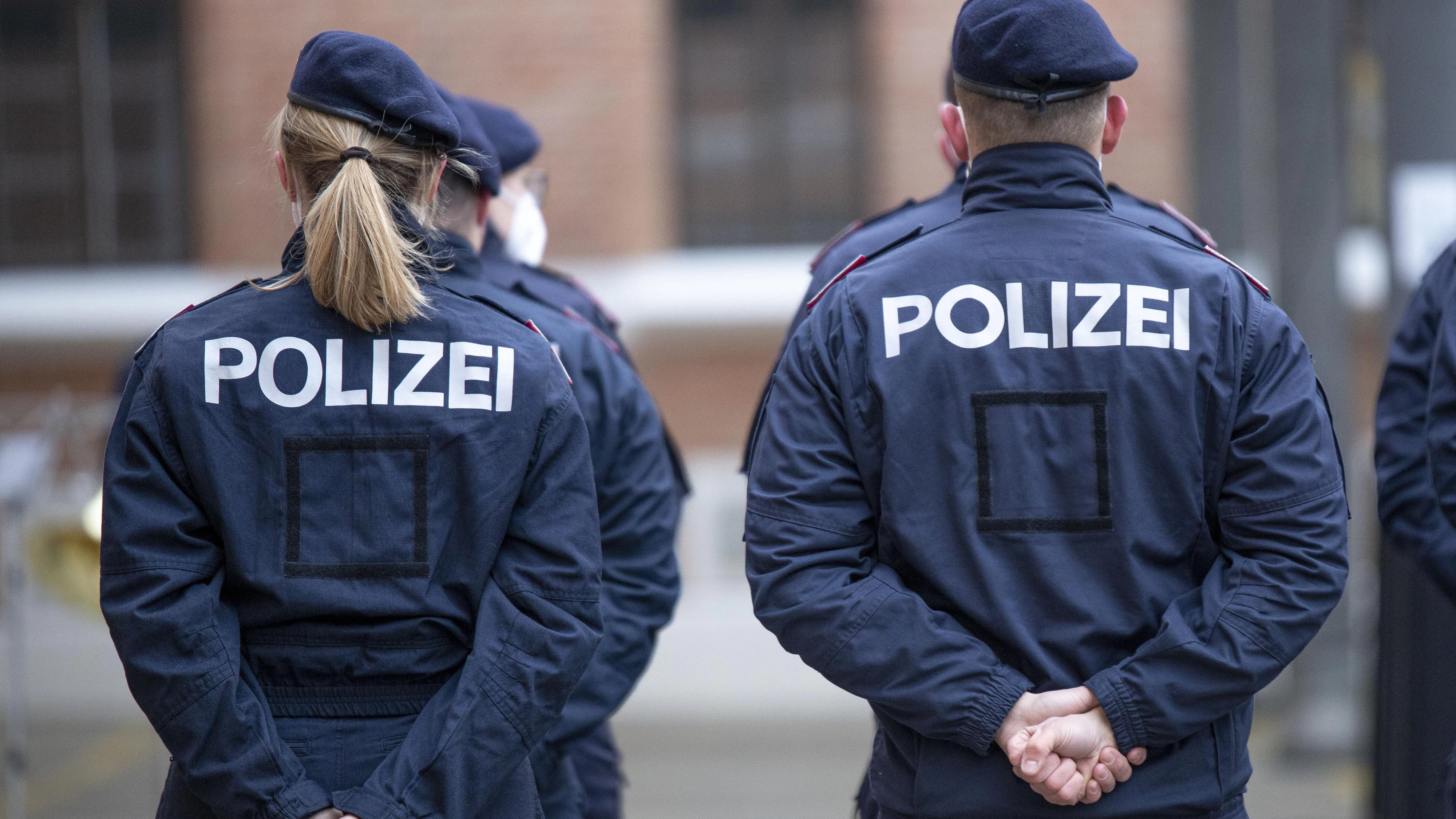 Heute.at - Polizeischüler vergriff sich an schlafender Kollegin