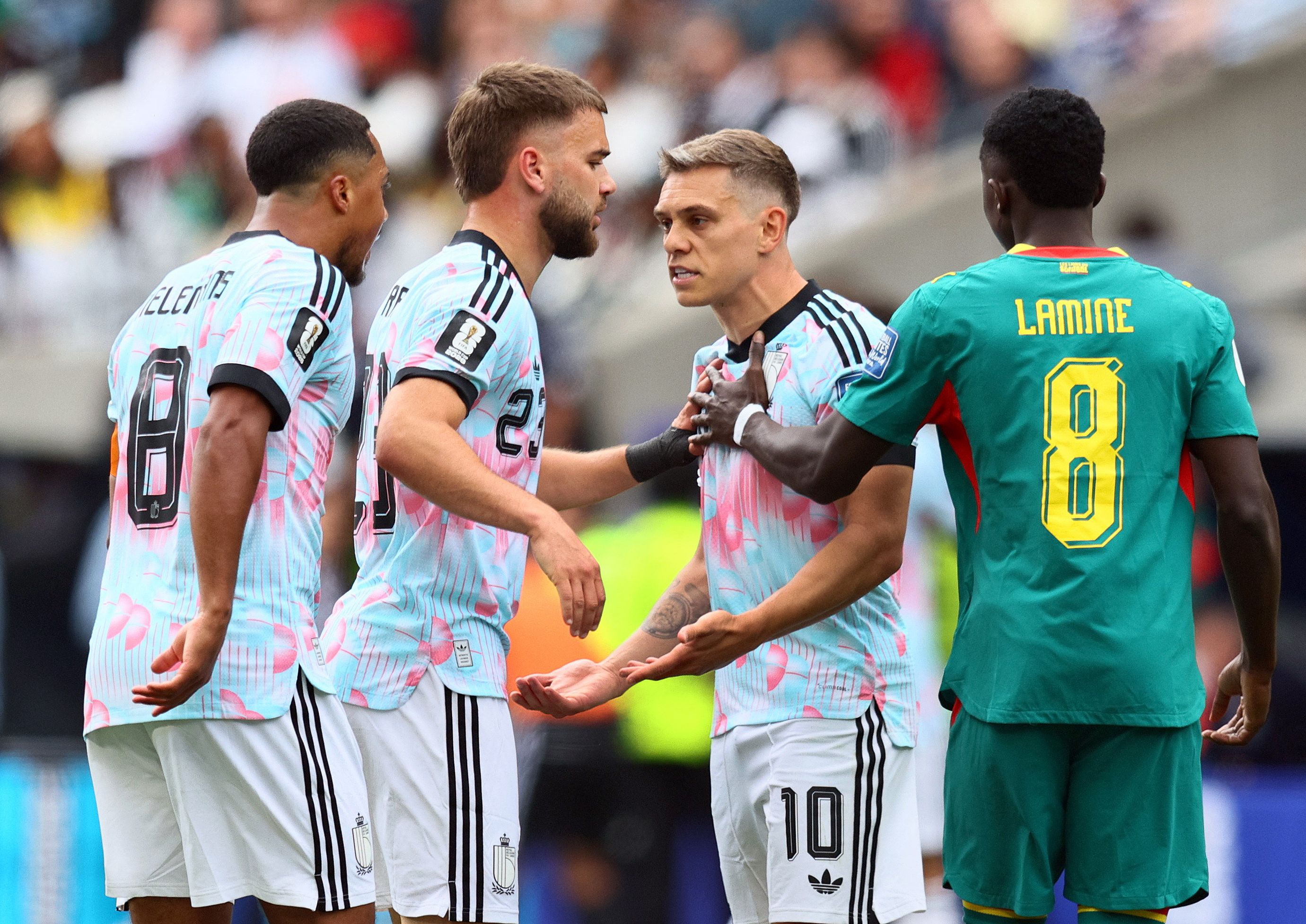 Youri Tielemans und Leandro Trossard gehen aufeinander los. 