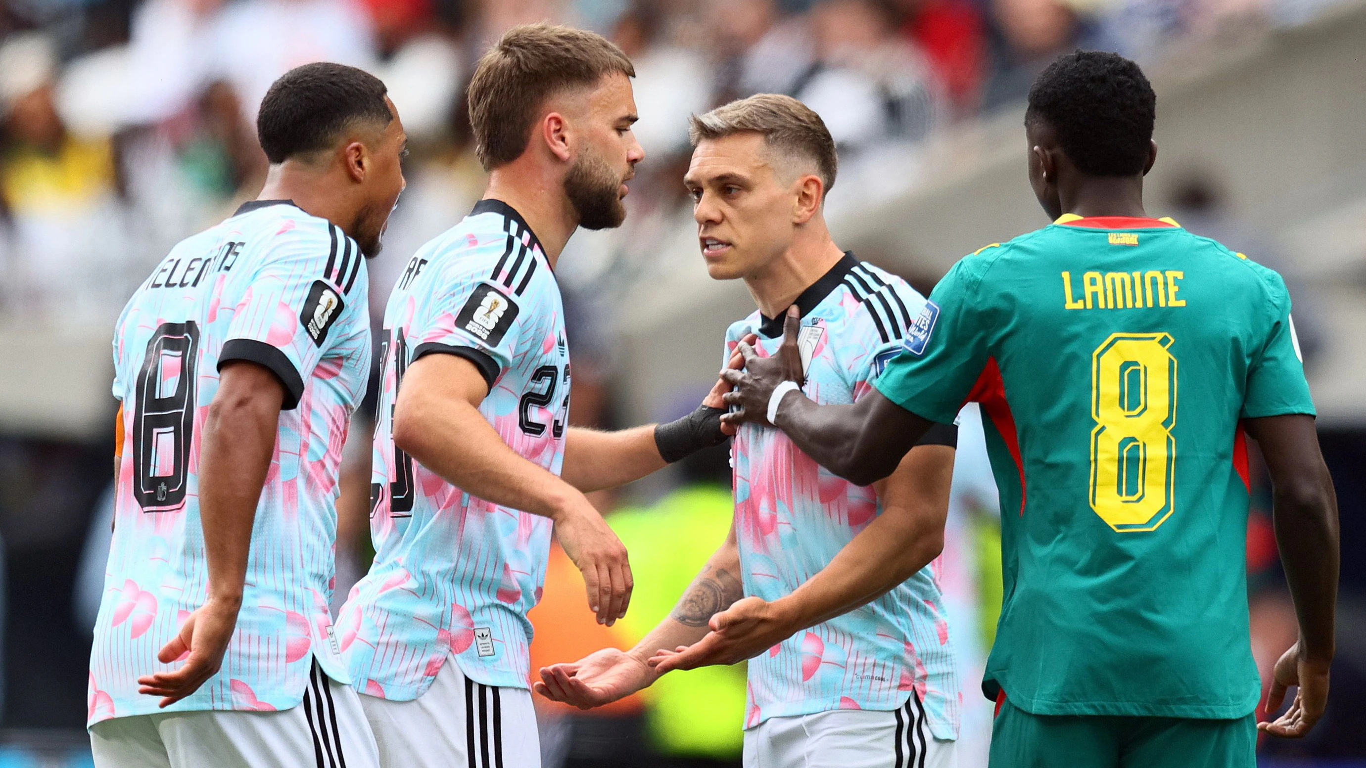 Youri Tielemans und Leandro Trossard gehen aufeinander los. 