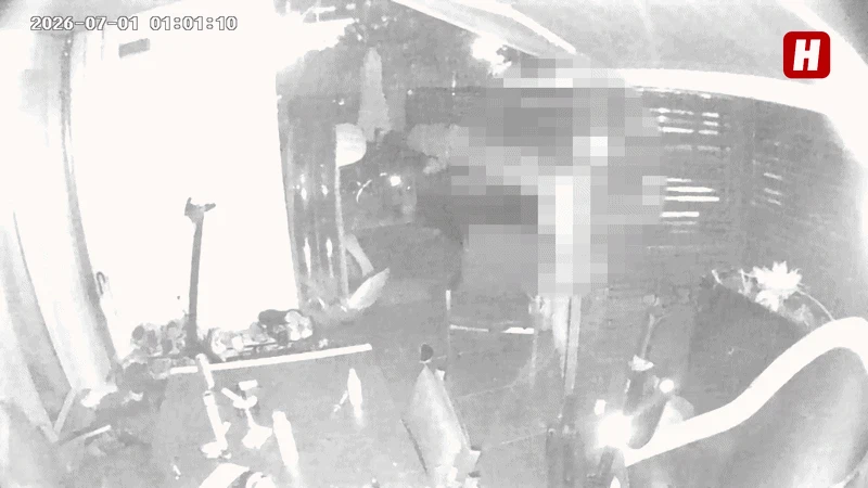 Video! Teenager stiehlt E-Scooter aus Garten in Wien