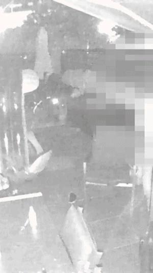 E-Scooter-Diebstahl in Wien-Floridsdorf: Video zeigt jungen Täter bei nächtlicher Tat, Bewohnerin lebt nach erneutem Vorfall in Angst.