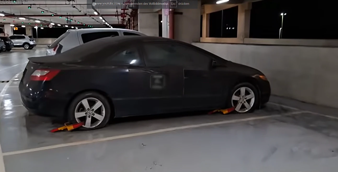 Ein verlassenes Auto steht seit sechs Jahren im Parkhaus vom Flughafen Rio de Janeiro.