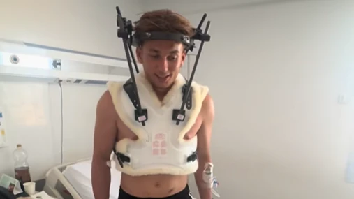 Max brach sich bei einem Sprung in einen Pool auf Mallorca doppelt das Genick. 