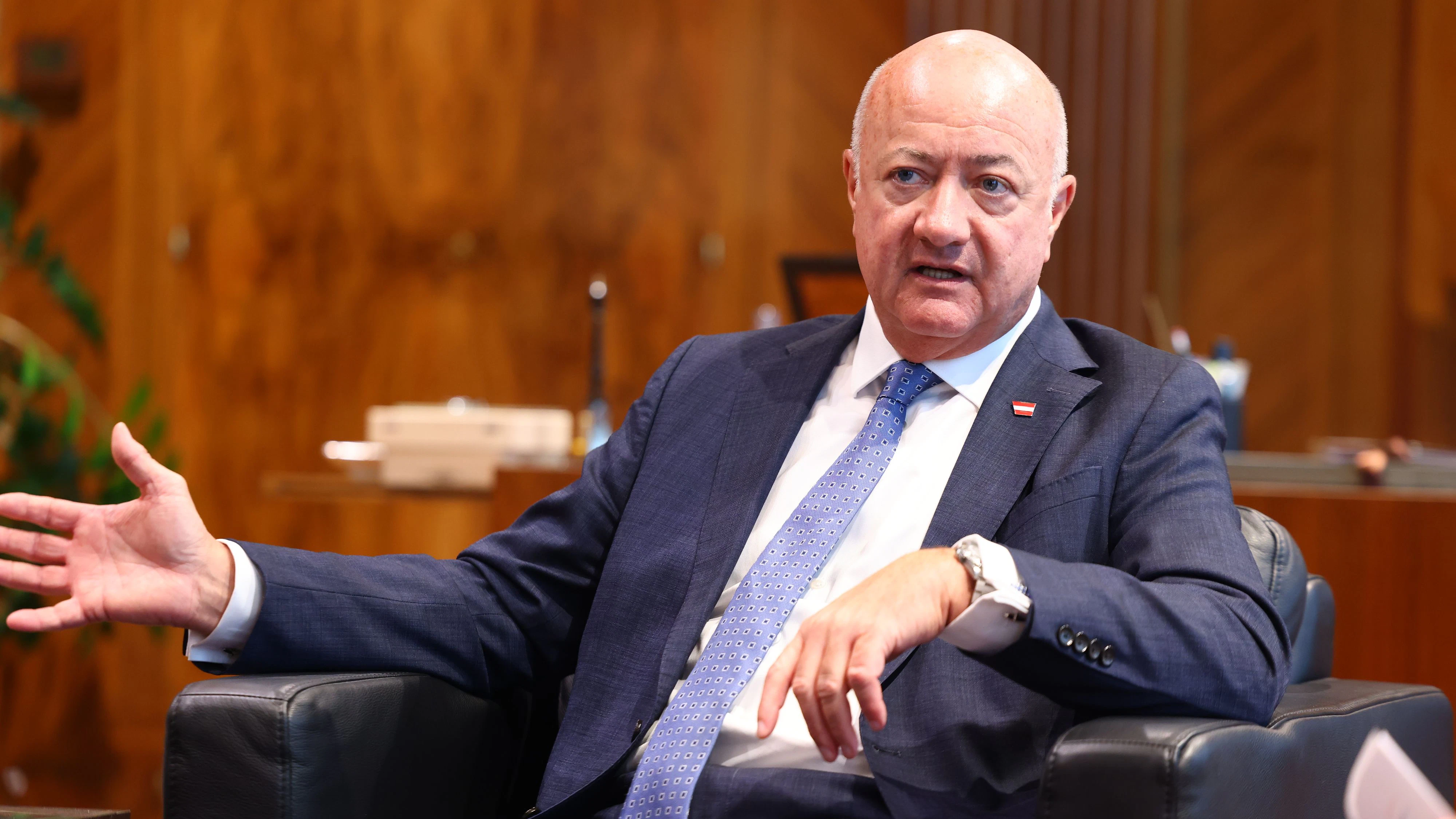 Kanzler Stocker verteidigt die Mehrwertsteuer-Senkung auf Grundnahrungsmittel.