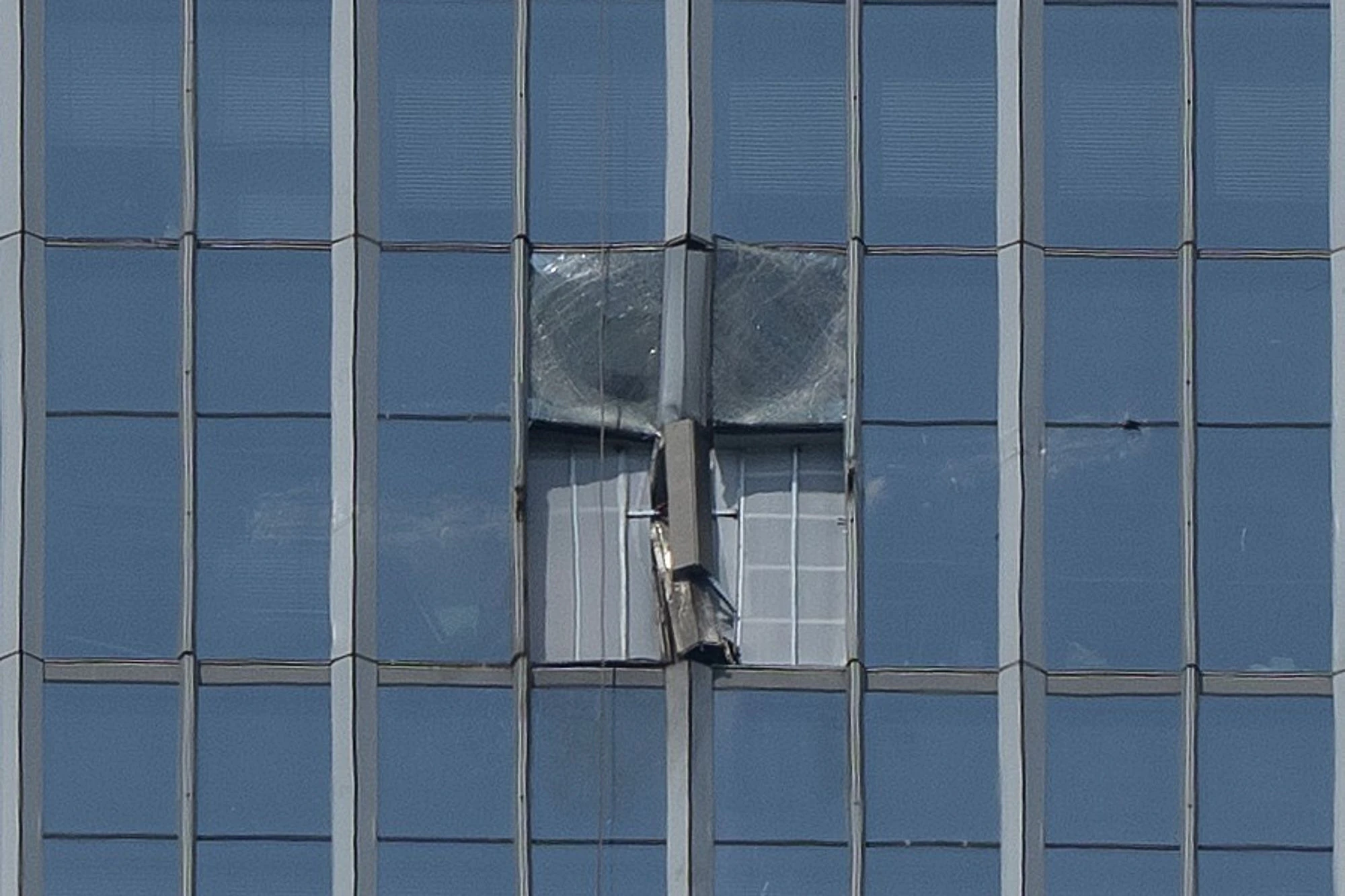 Das Loch in der Fassade des Wolkenkratzers wurde mittlerweile notdürftig mit Holzplatten abgedichtet