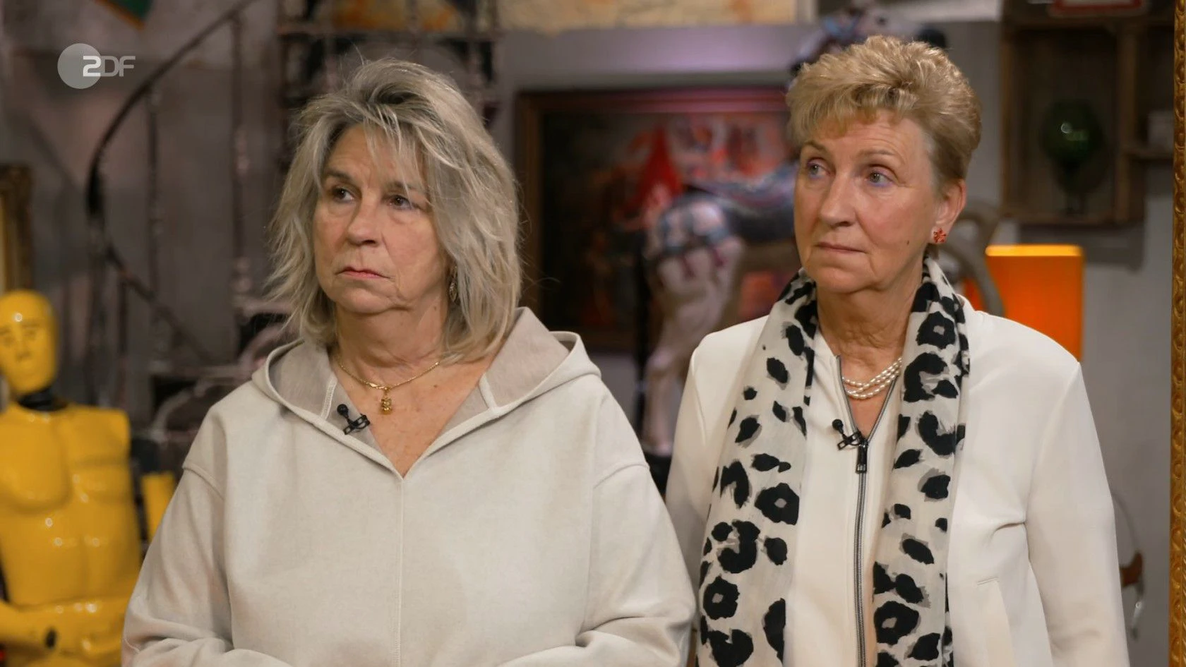 Sabine und Brigitte sind auf Wunsch ihrer verstorbenen Mutter zu "Bares für Rares" gekommen. 