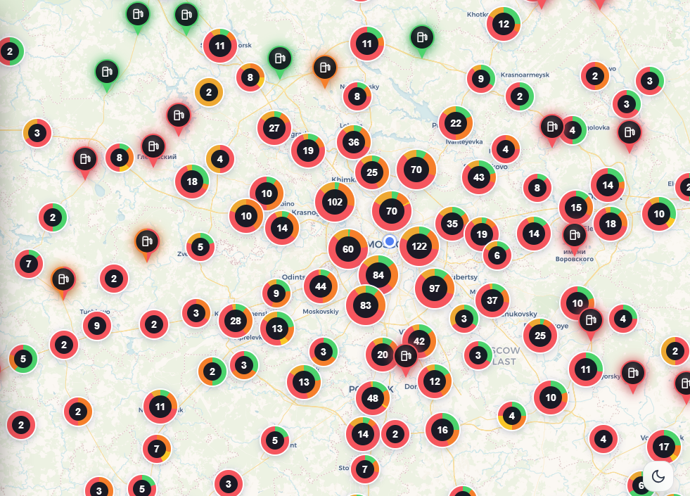 Die Treibstoffkrise in Moskau ist massiv. Diese Tankstellen-Karte zeigt, wo es gar keinen (rot) oder nur eingeschränkt (orange) Sprit gibt.